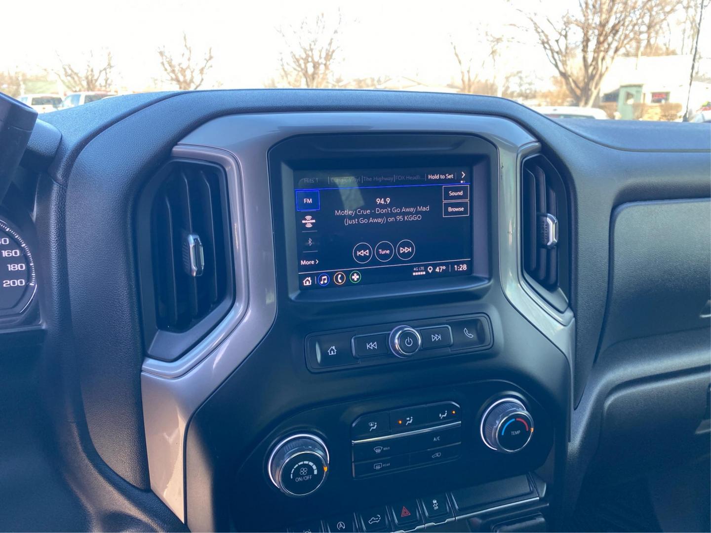 2022 WHITE CHEVROLET SILVERADO 1500 CUSTOM (1GCPDBEK8NZ) with an 2.7L engine, Automatic transmission, located at 908 SE 14th Street, Des Moines, IA, 50317, (515) 281-0330, 41.580303, -93.597046 - Photo#12