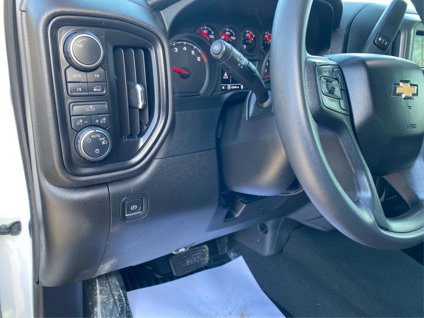 2022 WHITE CHEVROLET SILVERADO 1500 CUSTOM (1GCPDBEK8NZ) with an 2.7L engine, Automatic transmission, located at 908 SE 14th Street, Des Moines, IA, 50317, (515) 281-0330, 41.580303, -93.597046 - Photo#16