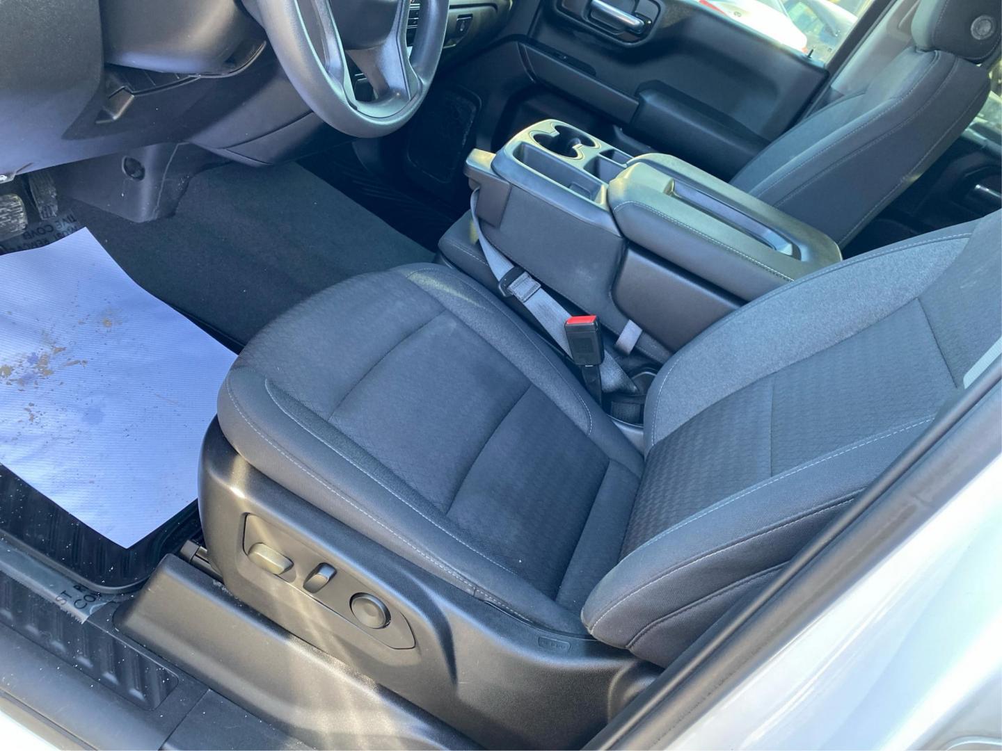 2022 WHITE CHEVROLET SILVERADO 1500 CUSTOM (1GCPDBEK8NZ) with an 2.7L engine, Automatic transmission, located at 908 SE 14th Street, Des Moines, IA, 50317, (515) 281-0330, 41.580303, -93.597046 - Photo#17