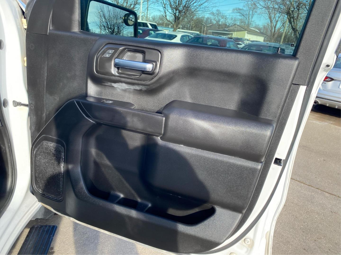 2022 WHITE CHEVROLET SILVERADO 1500 CUSTOM (1GCPDBEK8NZ) with an 2.7L engine, Automatic transmission, located at 908 SE 14th Street, Des Moines, IA, 50317, (515) 281-0330, 41.580303, -93.597046 - Photo#19