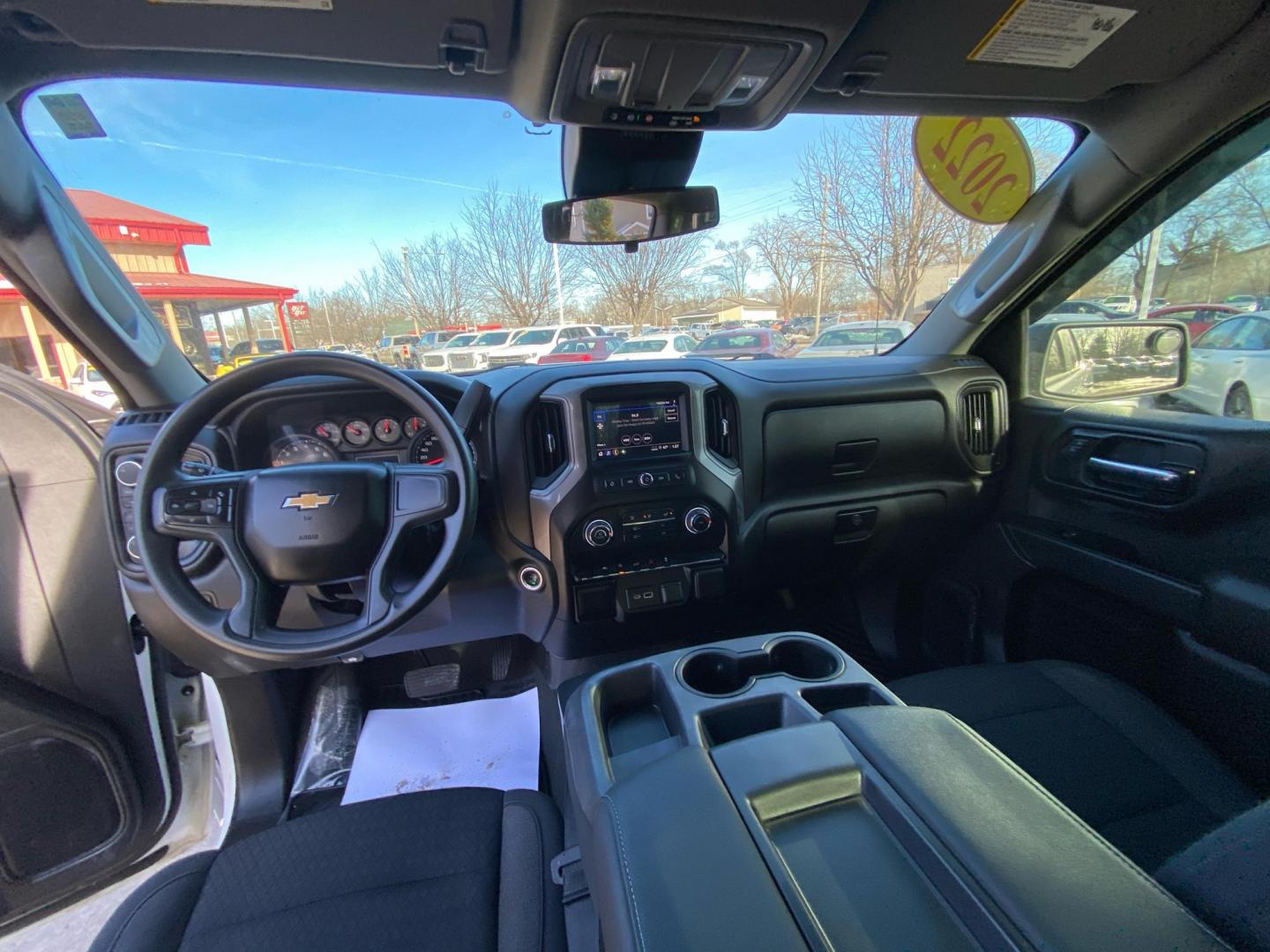 2022 WHITE CHEVROLET SILVERADO 1500 CUSTOM (1GCPDBEK8NZ) with an 2.7L engine, Automatic transmission, located at 908 SE 14th Street, Des Moines, IA, 50317, (515) 281-0330, 41.580303, -93.597046 - Photo#20