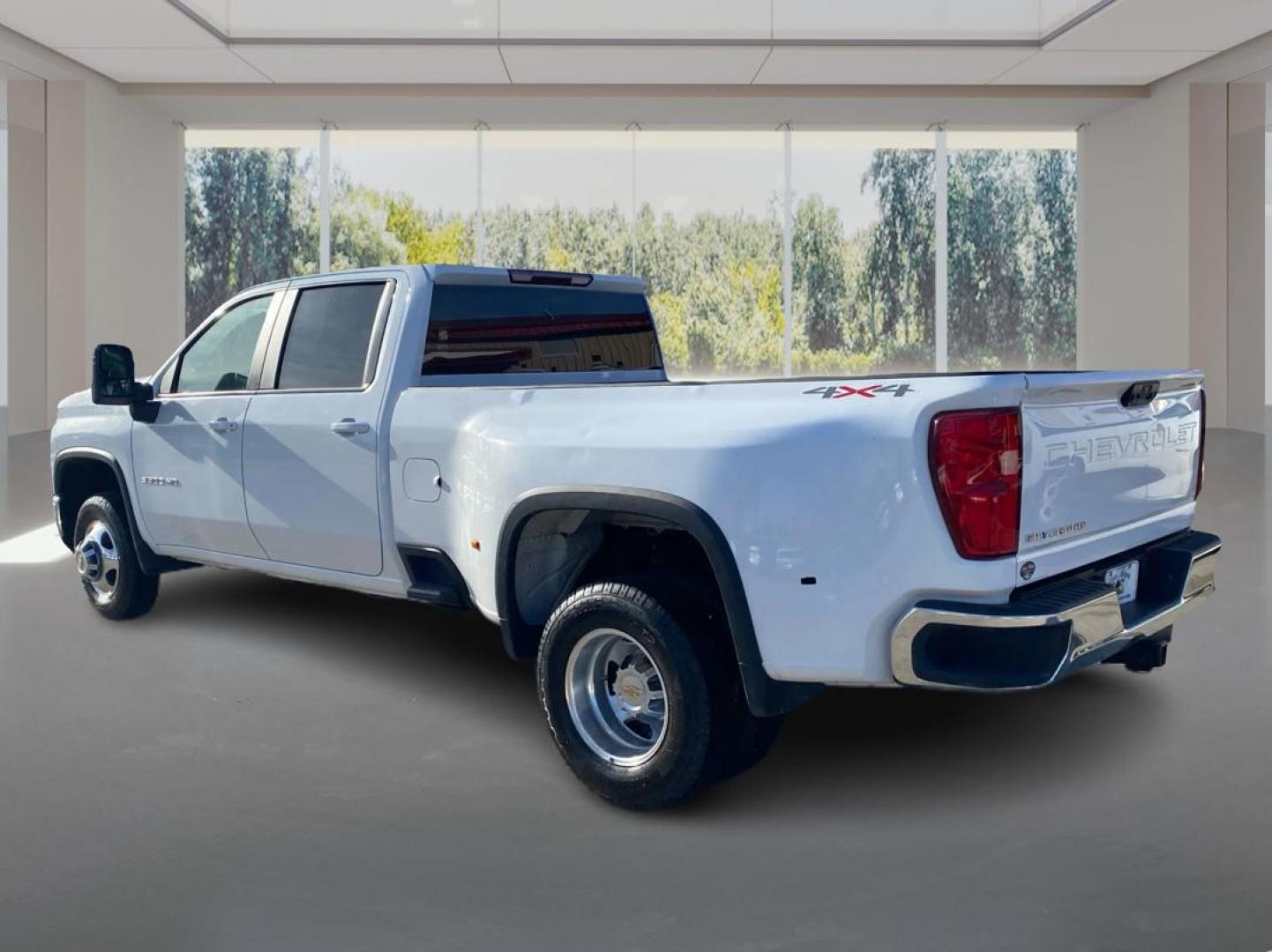 2024 WHITE CHEVROLET SILVERADO 3500 LT (1GC4YTEY1RF) with an 6.6L engine, Automatic transmission, located at 908 SE 14th Street, Des Moines, IA, 50317, (515) 281-0330, 41.580303, -93.597046 - Photo#4