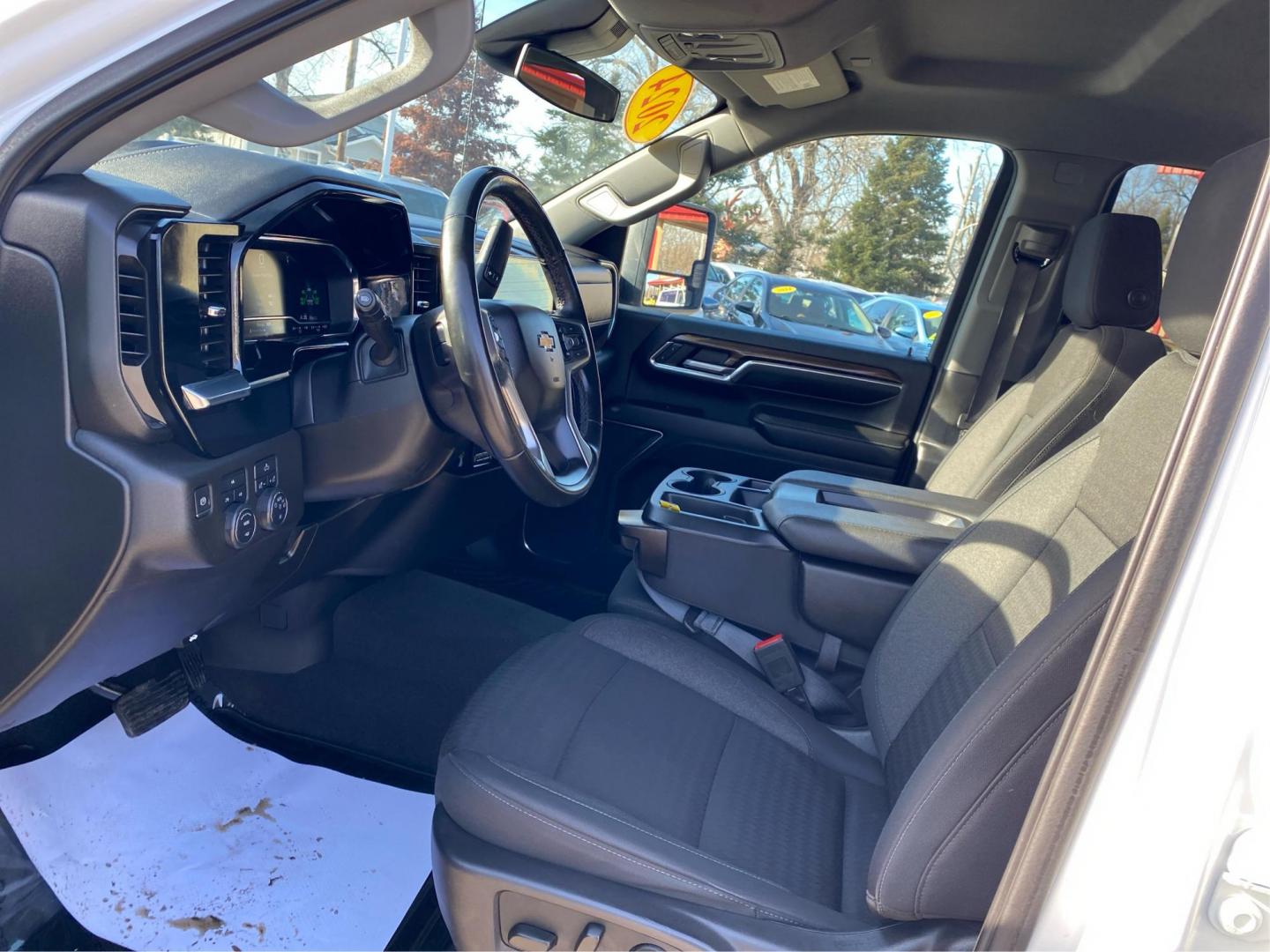 2024 WHITE CHEVROLET SILVERADO 3500 LT (1GC4YTEY1RF) with an 6.6L engine, Automatic transmission, located at 908 SE 14th Street, Des Moines, IA, 50317, (515) 281-0330, 41.580303, -93.597046 - Photo#8