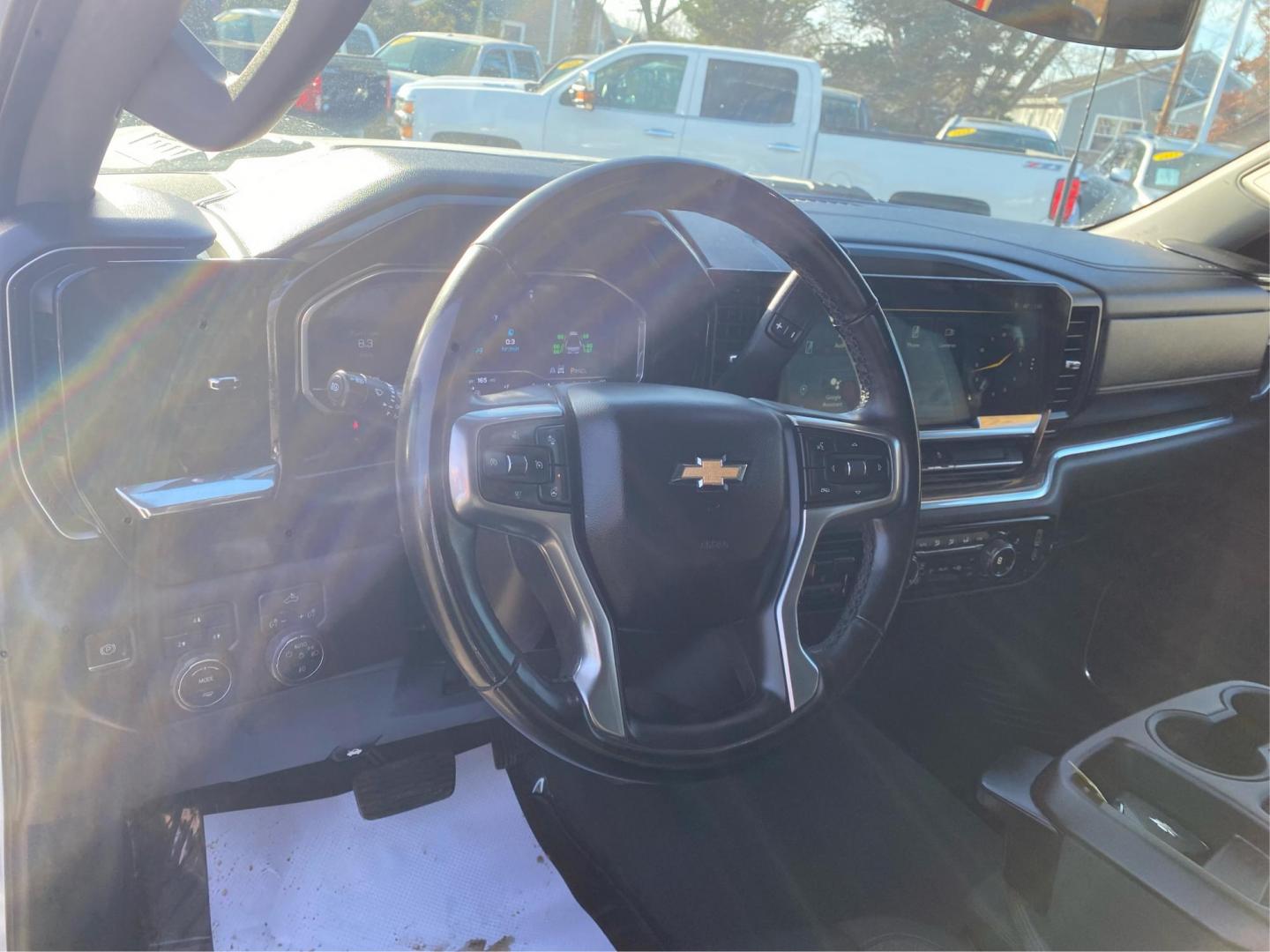 2024 WHITE CHEVROLET SILVERADO 3500 LT (1GC4YTEY1RF) with an 6.6L engine, Automatic transmission, located at 908 SE 14th Street, Des Moines, IA, 50317, (515) 281-0330, 41.580303, -93.597046 - Photo#15