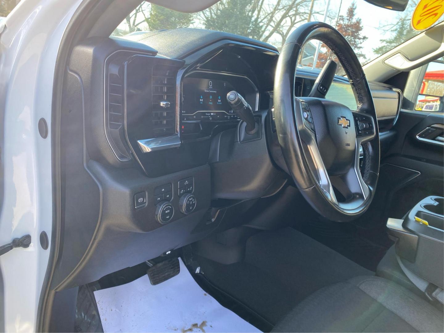 2024 WHITE CHEVROLET SILVERADO 3500 LT (1GC4YTEY1RF) with an 6.6L engine, Automatic transmission, located at 908 SE 14th Street, Des Moines, IA, 50317, (515) 281-0330, 41.580303, -93.597046 - Photo#16