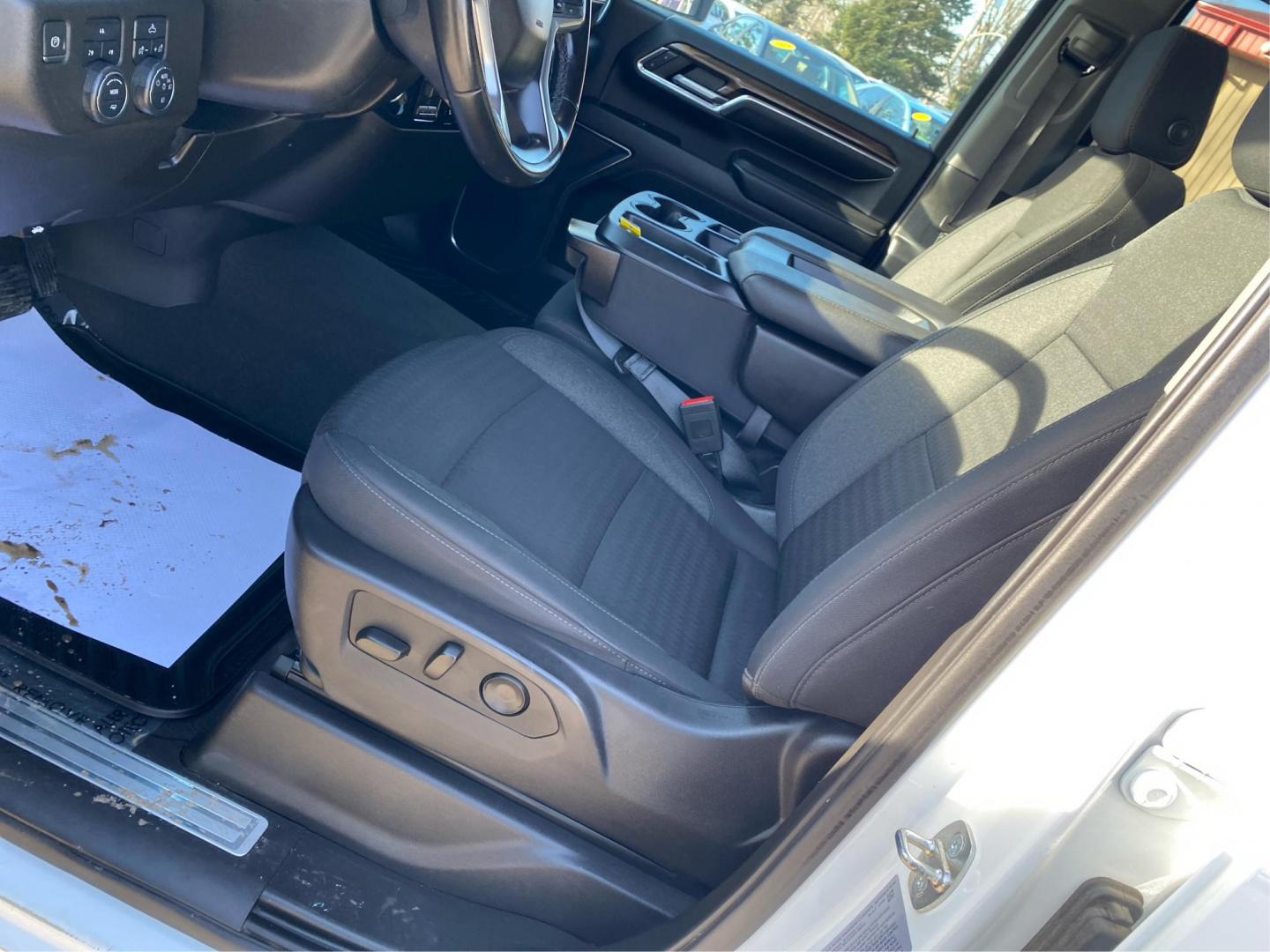 2024 WHITE CHEVROLET SILVERADO 3500 LT (1GC4YTEY1RF) with an 6.6L engine, Automatic transmission, located at 908 SE 14th Street, Des Moines, IA, 50317, (515) 281-0330, 41.580303, -93.597046 - Photo#17