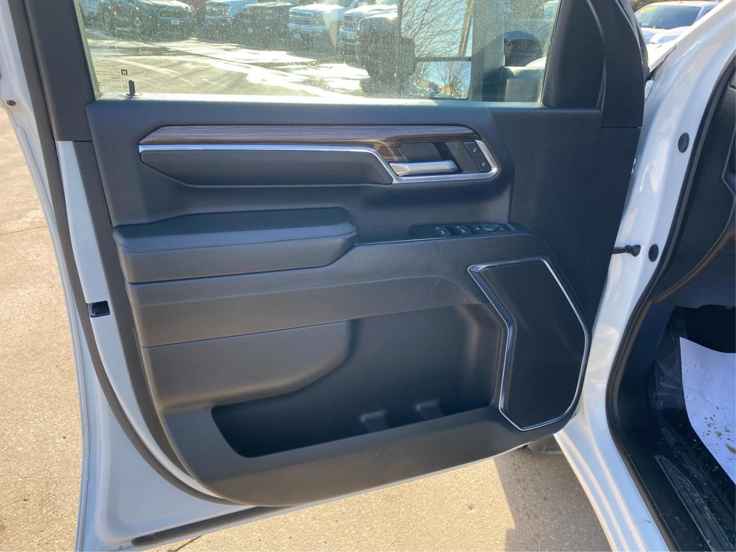 2024 WHITE CHEVROLET SILVERADO 3500 LT (1GC4YTEY1RF) with an 6.6L engine, Automatic transmission, located at 908 SE 14th Street, Des Moines, IA, 50317, (515) 281-0330, 41.580303, -93.597046 - Photo#18