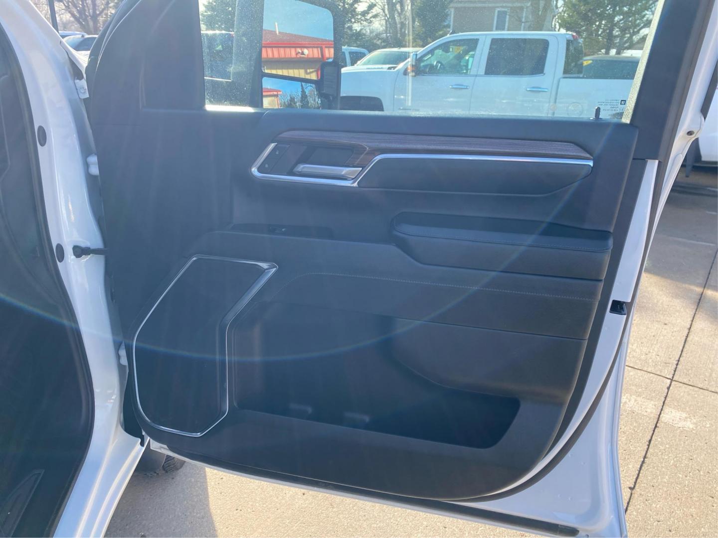 2024 WHITE CHEVROLET SILVERADO 3500 LT (1GC4YTEY1RF) with an 6.6L engine, Automatic transmission, located at 908 SE 14th Street, Des Moines, IA, 50317, (515) 281-0330, 41.580303, -93.597046 - Photo#19