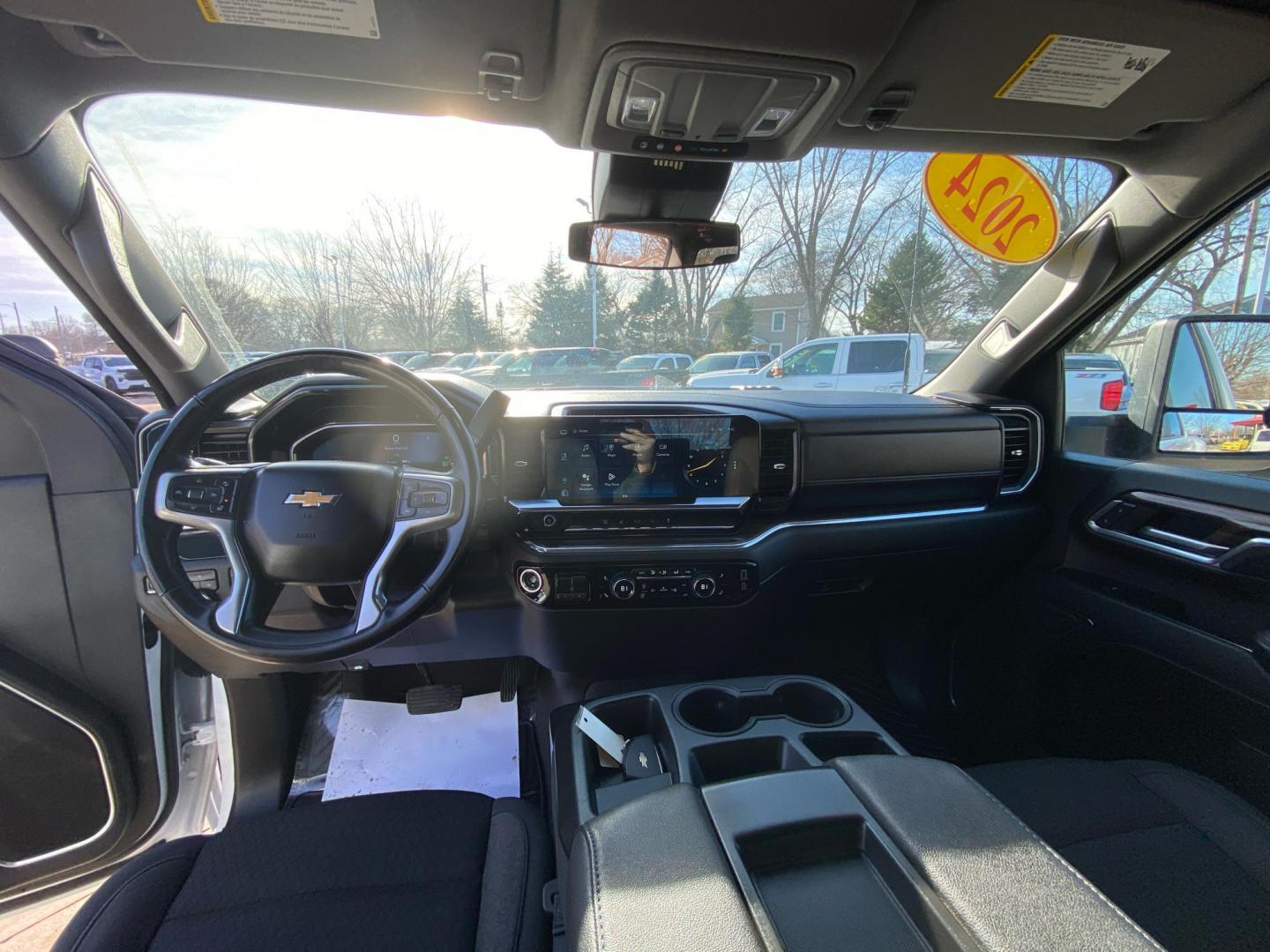 2024 WHITE CHEVROLET SILVERADO 3500 LT (1GC4YTEY1RF) with an 6.6L engine, Automatic transmission, located at 908 SE 14th Street, Des Moines, IA, 50317, (515) 281-0330, 41.580303, -93.597046 - Photo#20