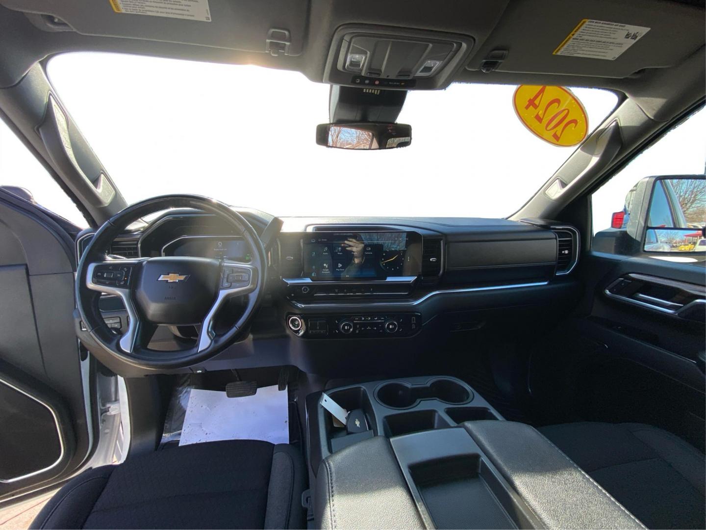 2024 WHITE CHEVROLET SILVERADO 3500 LT (1GC4YTEY1RF) with an 6.6L engine, Automatic transmission, located at 908 SE 14th Street, Des Moines, IA, 50317, (515) 281-0330, 41.580303, -93.597046 - Photo#21