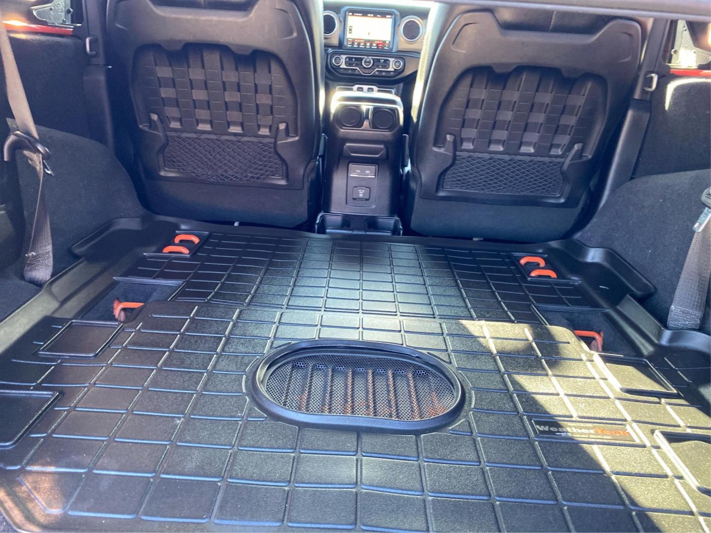 2018 ORANGE JEEP WRANGLER RUBICON (1C4HJXCG6JW) with an 3.6L engine, Automatic transmission, located at 908 SE 14th Street, Des Moines, IA, 50317, (515) 281-0330, 41.580303, -93.597046 - Photo#11