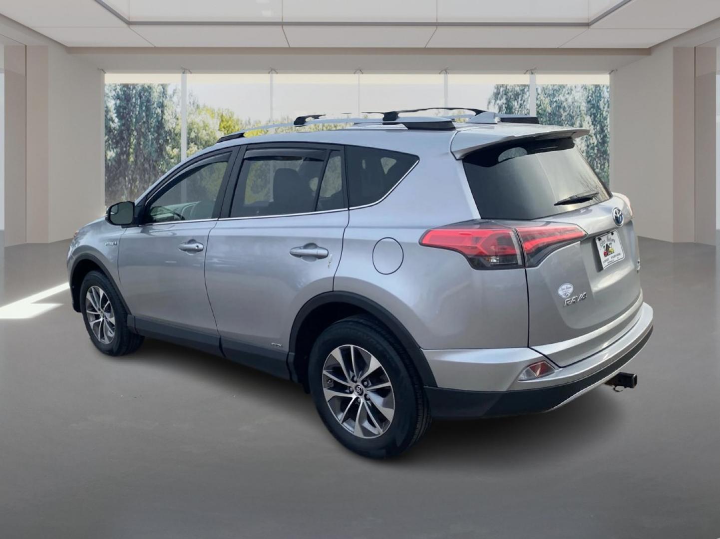 2018 SILVER TOYOTA RAV4 HV LE (JTMRJREV8JD) with an 2.5L engine, Continuously Variable transmission, located at 908 SE 14th Street, Des Moines, IA, 50317, (515) 281-0330, 41.580303, -93.597046- Photo#4