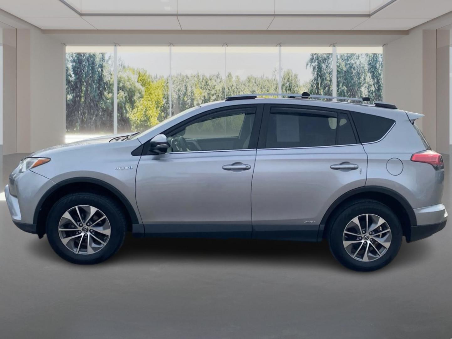 2018 SILVER TOYOTA RAV4 HV LE (JTMRJREV8JD) with an 2.5L engine, Continuously Variable transmission, located at 908 SE 14th Street, Des Moines, IA, 50317, (515) 281-0330, 41.580303, -93.597046- Photo#5