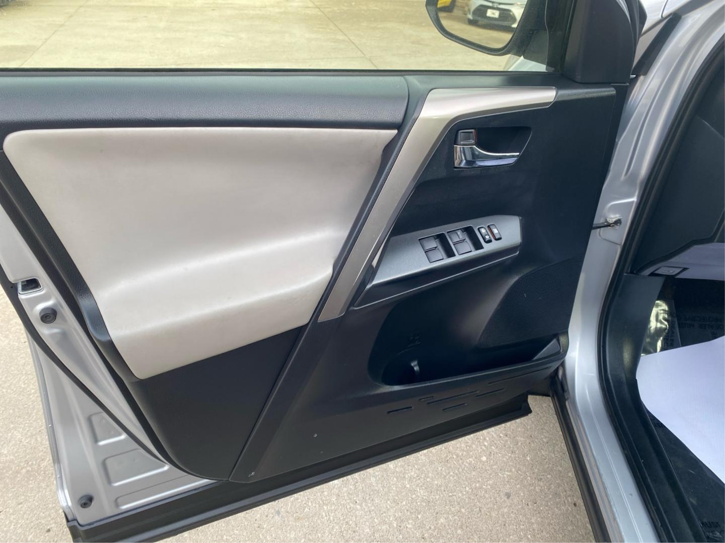 2018 SILVER TOYOTA RAV4 HV LE (JTMRJREV8JD) with an 2.5L engine, Continuously Variable transmission, located at 908 SE 14th Street, Des Moines, IA, 50317, (515) 281-0330, 41.580303, -93.597046- Photo#19