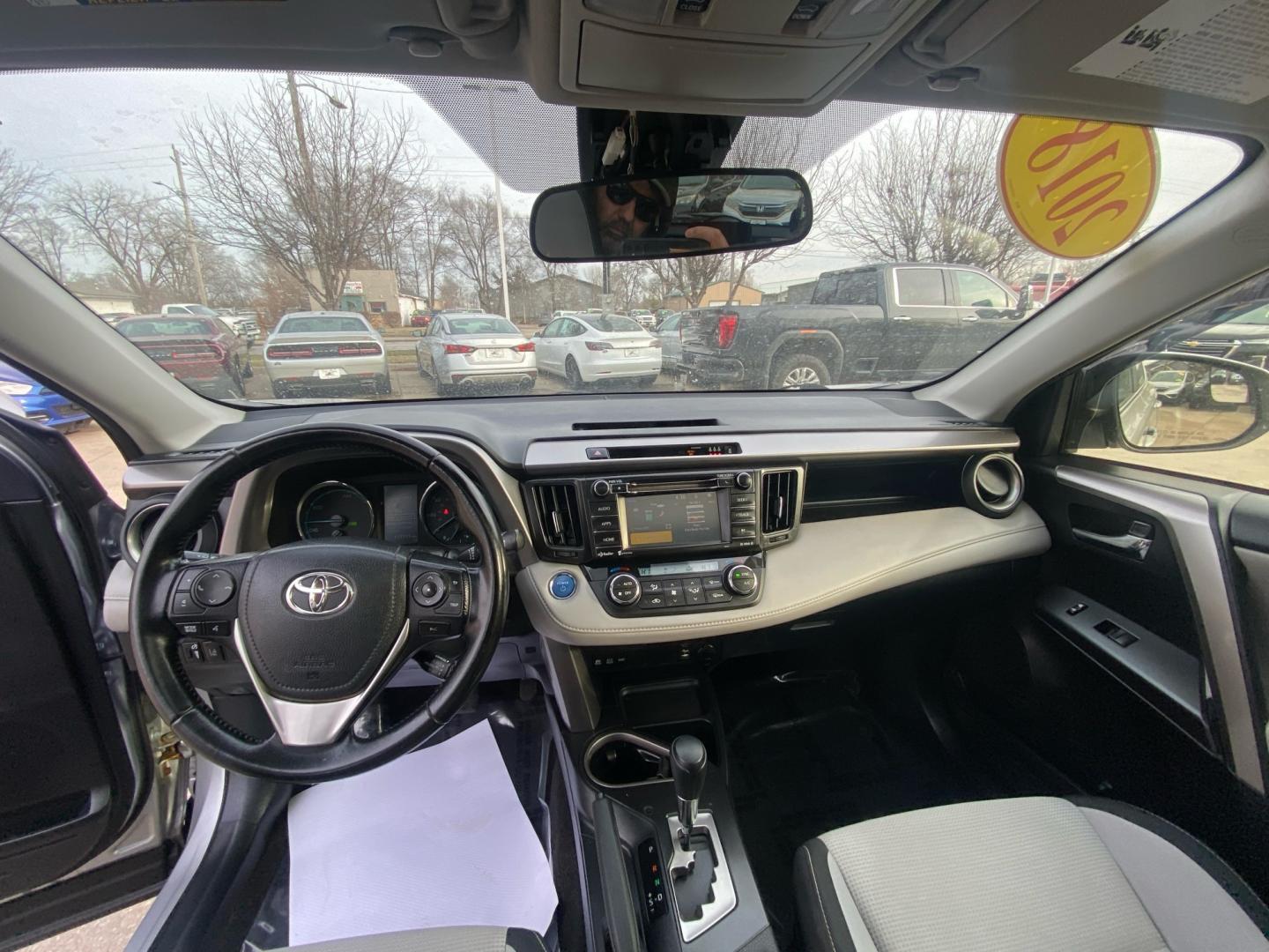 2018 SILVER TOYOTA RAV4 HV LE (JTMRJREV8JD) with an 2.5L engine, Continuously Variable transmission, located at 908 SE 14th Street, Des Moines, IA, 50317, (515) 281-0330, 41.580303, -93.597046- Photo#21