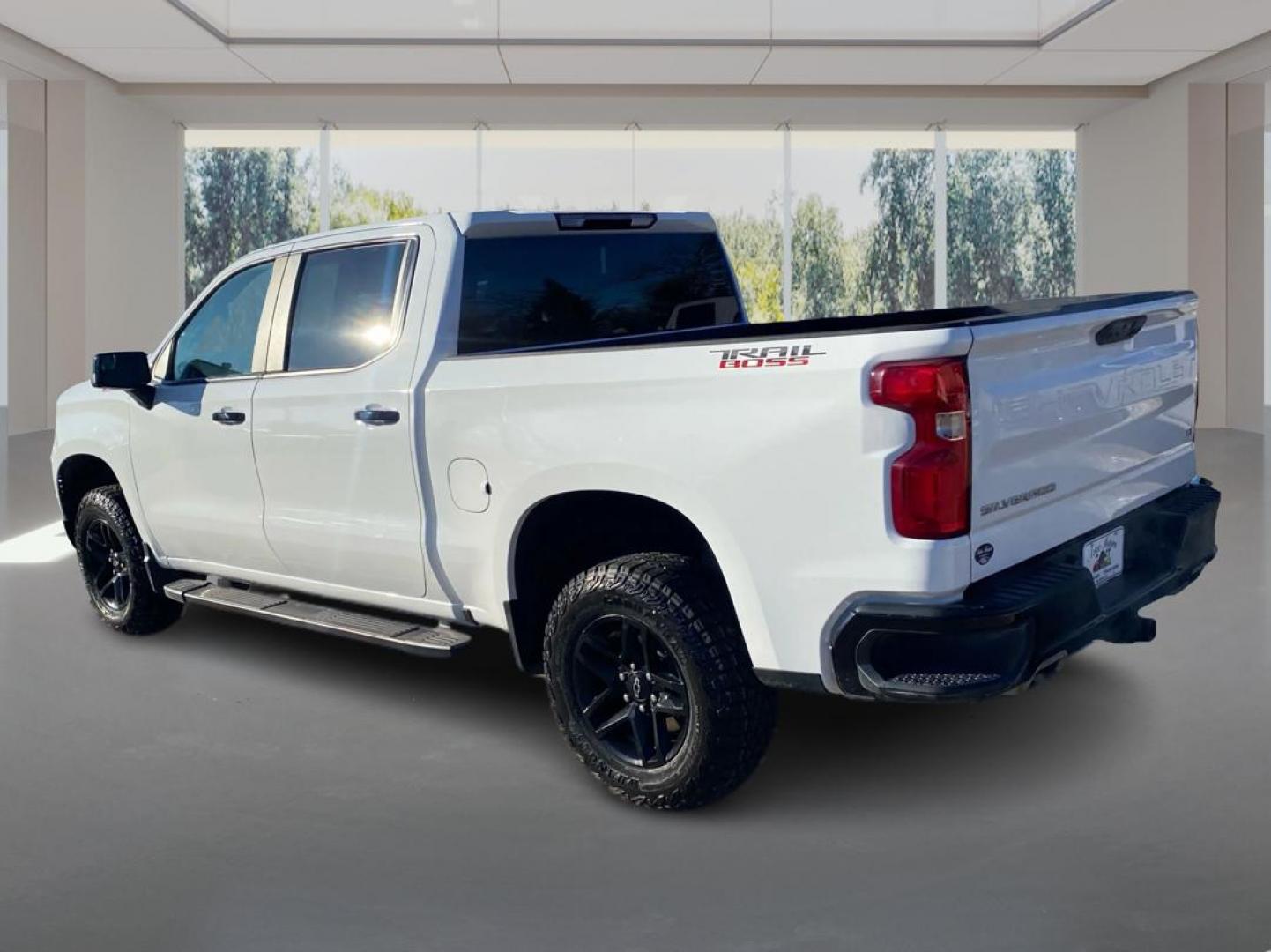 2023 WHITE CHEVROLET SILVERADO 1500 LT TRAIL BOSS (3GCUDFED2PG) with an 5.3L engine, Automatic transmission, located at 908 SE 14th Street, Des Moines, IA, 50317, (515) 281-0330, 41.580303, -93.597046 - Photo#4