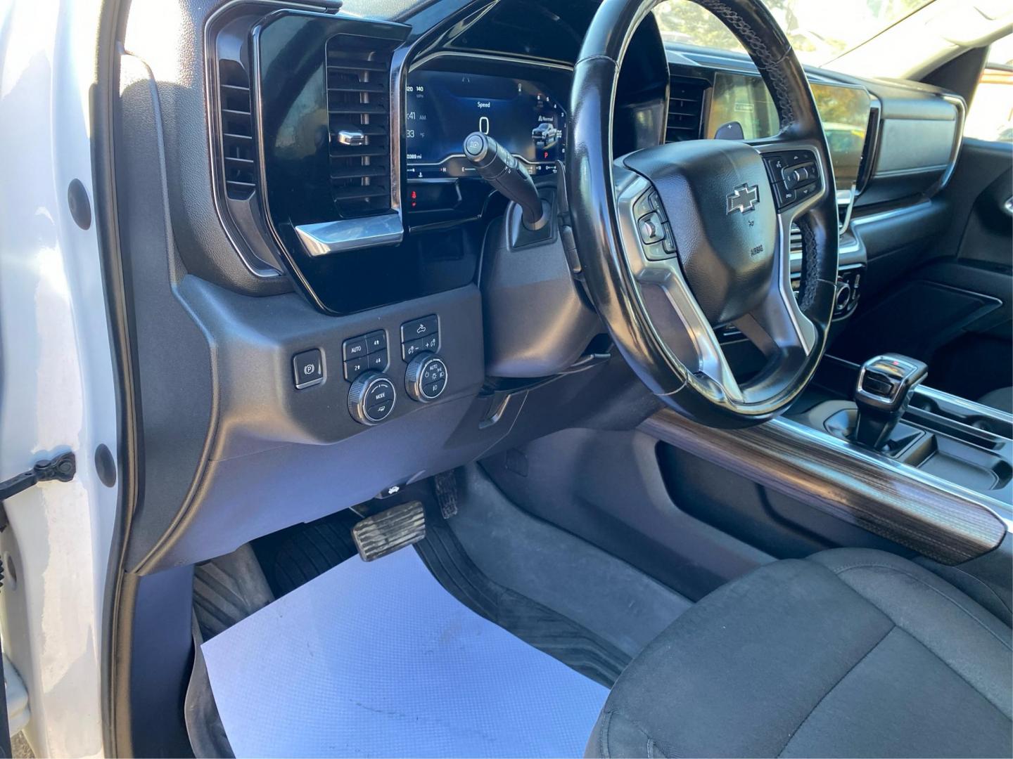 2023 WHITE CHEVROLET SILVERADO 1500 LT TRAIL BOSS (3GCUDFED2PG) with an 5.3L engine, Automatic transmission, located at 908 SE 14th Street, Des Moines, IA, 50317, (515) 281-0330, 41.580303, -93.597046 - Photo#16