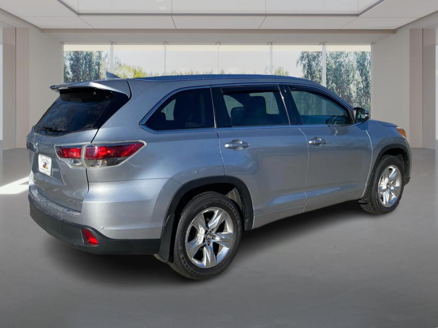 2016 SILVER TOYOTA HIGHLANDER LIMITED (5TDDKRFH2GS) with an 3.5L engine, Automatic transmission, located at 908 SE 14th Street, Des Moines, IA, 50317, (515) 281-0330, 41.580303, -93.597046 - Photo#2