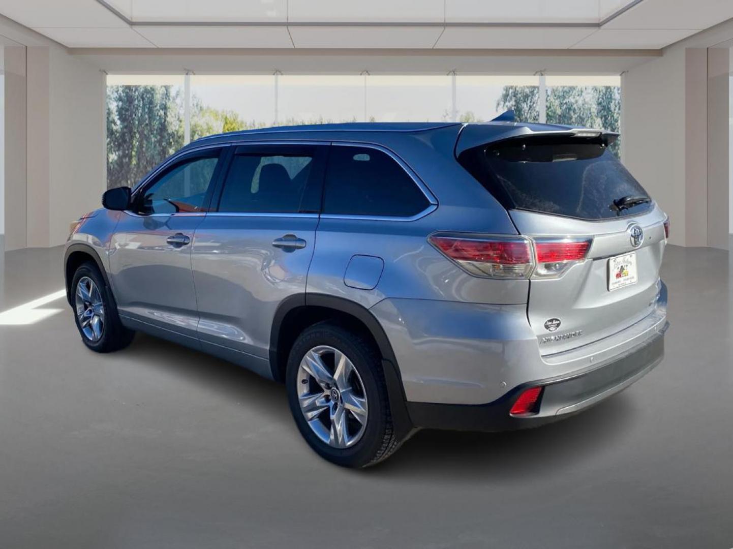 2016 SILVER TOYOTA HIGHLANDER LIMITED (5TDDKRFH2GS) with an 3.5L engine, Automatic transmission, located at 908 SE 14th Street, Des Moines, IA, 50317, (515) 281-0330, 41.580303, -93.597046 - Photo#4