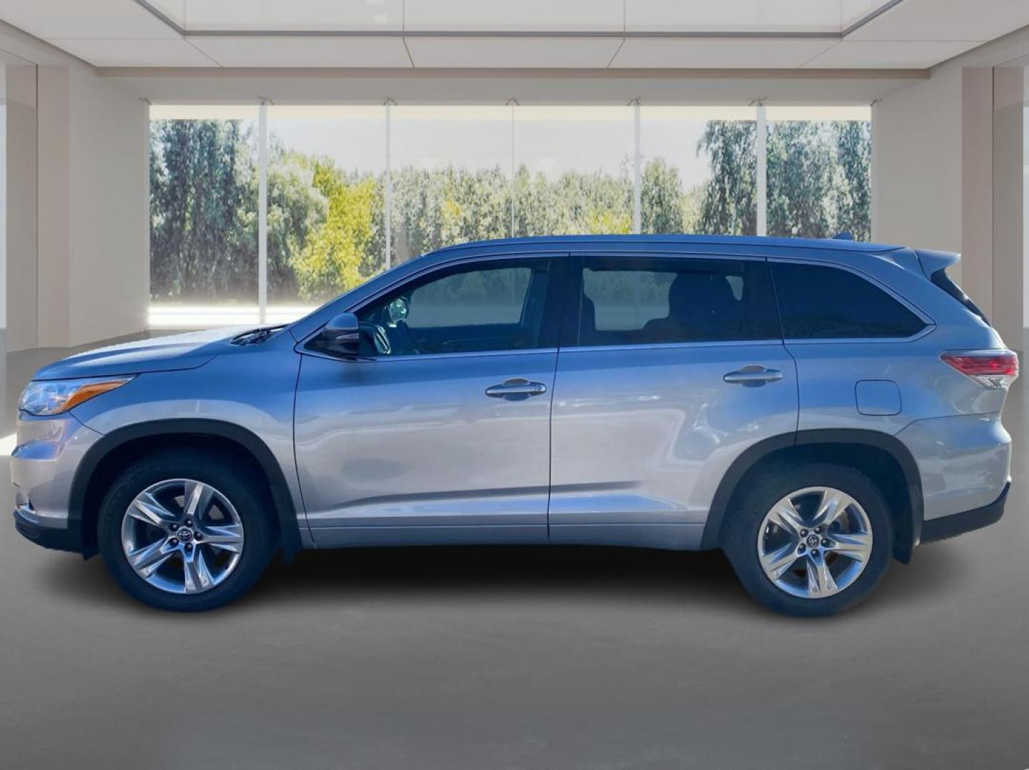 2016 SILVER TOYOTA HIGHLANDER LIMITED (5TDDKRFH2GS) with an 3.5L engine, Automatic transmission, located at 908 SE 14th Street, Des Moines, IA, 50317, (515) 281-0330, 41.580303, -93.597046 - Photo#5