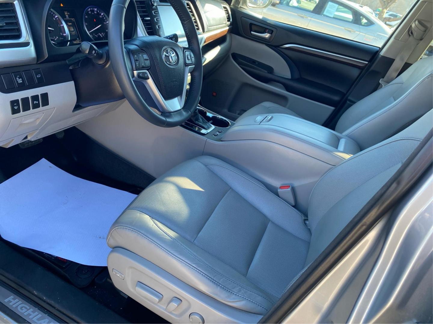 2016 SILVER TOYOTA HIGHLANDER LIMITED (5TDDKRFH2GS) with an 3.5L engine, Automatic transmission, located at 908 SE 14th Street, Des Moines, IA, 50317, (515) 281-0330, 41.580303, -93.597046 - Photo#8