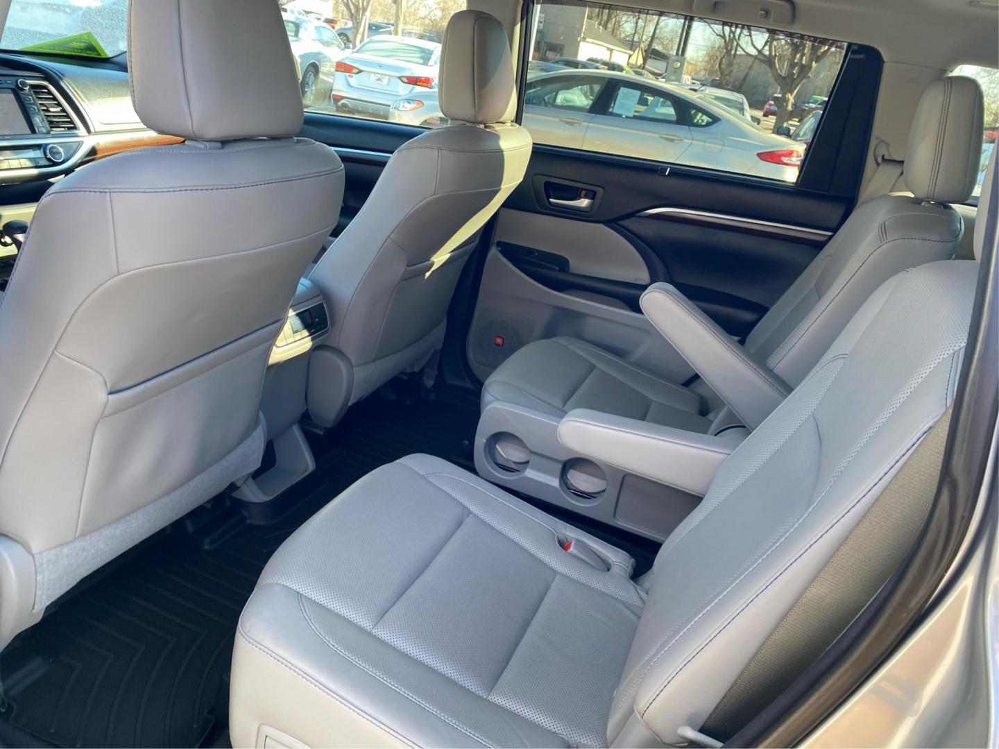 2016 SILVER TOYOTA HIGHLANDER LIMITED (5TDDKRFH2GS) with an 3.5L engine, Automatic transmission, located at 908 SE 14th Street, Des Moines, IA, 50317, (515) 281-0330, 41.580303, -93.597046 - Photo#9