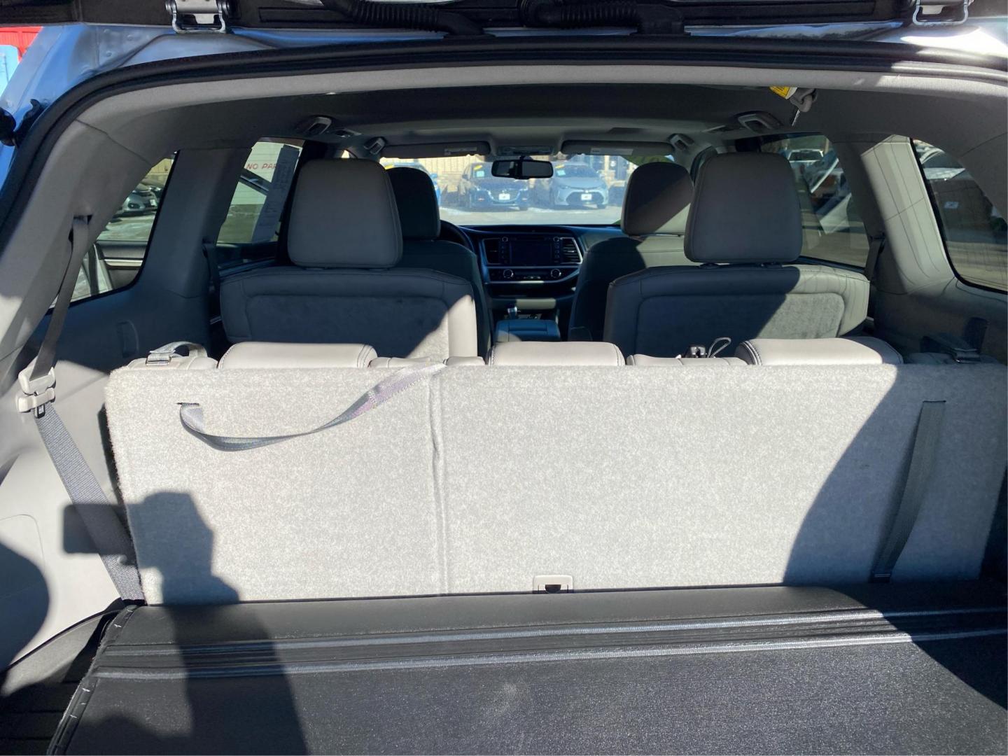 2016 SILVER TOYOTA HIGHLANDER LIMITED (5TDDKRFH2GS) with an 3.5L engine, Automatic transmission, located at 908 SE 14th Street, Des Moines, IA, 50317, (515) 281-0330, 41.580303, -93.597046 - Photo#12