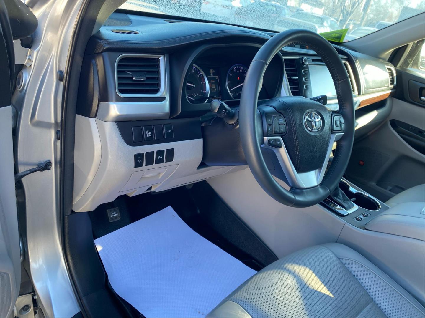 2016 SILVER TOYOTA HIGHLANDER LIMITED (5TDDKRFH2GS) with an 3.5L engine, Automatic transmission, located at 908 SE 14th Street, Des Moines, IA, 50317, (515) 281-0330, 41.580303, -93.597046 - Photo#17
