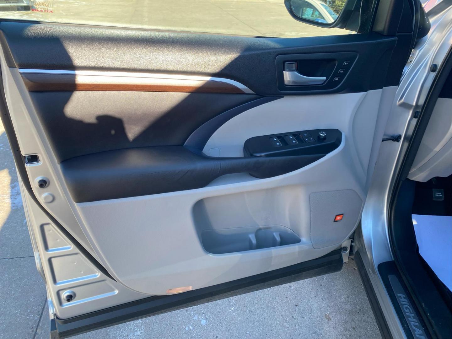 2016 SILVER TOYOTA HIGHLANDER LIMITED (5TDDKRFH2GS) with an 3.5L engine, Automatic transmission, located at 908 SE 14th Street, Des Moines, IA, 50317, (515) 281-0330, 41.580303, -93.597046 - Photo#19