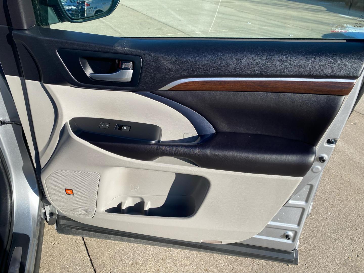 2016 SILVER TOYOTA HIGHLANDER LIMITED (5TDDKRFH2GS) with an 3.5L engine, Automatic transmission, located at 908 SE 14th Street, Des Moines, IA, 50317, (515) 281-0330, 41.580303, -93.597046 - Photo#20