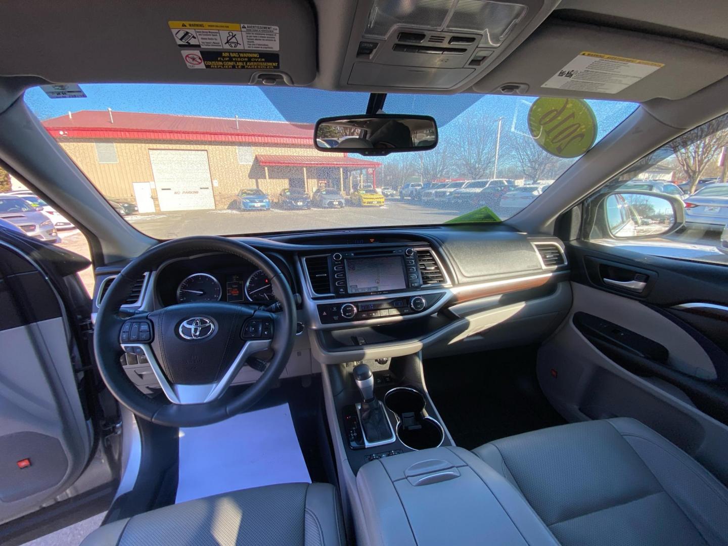 2016 SILVER TOYOTA HIGHLANDER LIMITED (5TDDKRFH2GS) with an 3.5L engine, Automatic transmission, located at 908 SE 14th Street, Des Moines, IA, 50317, (515) 281-0330, 41.580303, -93.597046 - Photo#21