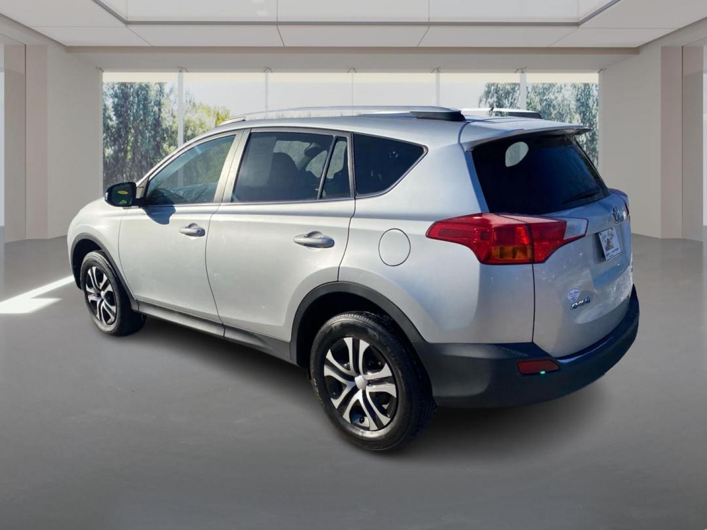 2015 SILVER TOYOTA RAV4 LE (2T3BFREV1FW) with an 2.5L engine, Automatic transmission, located at 908 SE 14th Street, Des Moines, IA, 50317, (515) 281-0330, 41.580303, -93.597046 - Photo#4