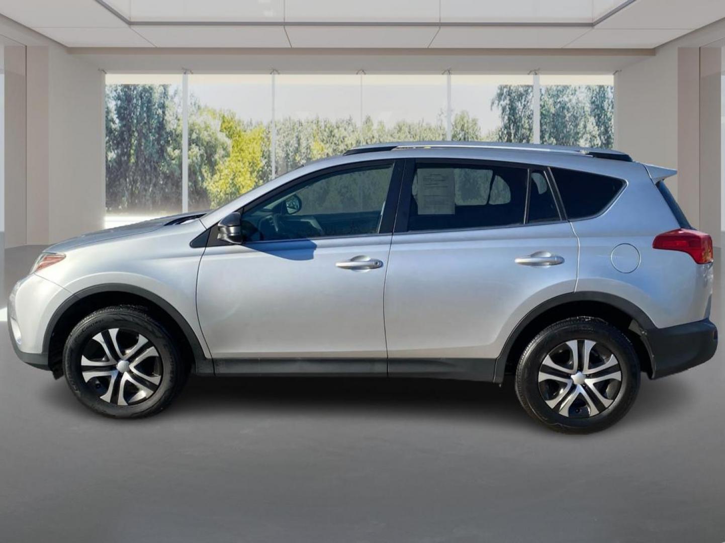 2015 SILVER TOYOTA RAV4 LE (2T3BFREV1FW) with an 2.5L engine, Automatic transmission, located at 908 SE 14th Street, Des Moines, IA, 50317, (515) 281-0330, 41.580303, -93.597046 - Photo#5