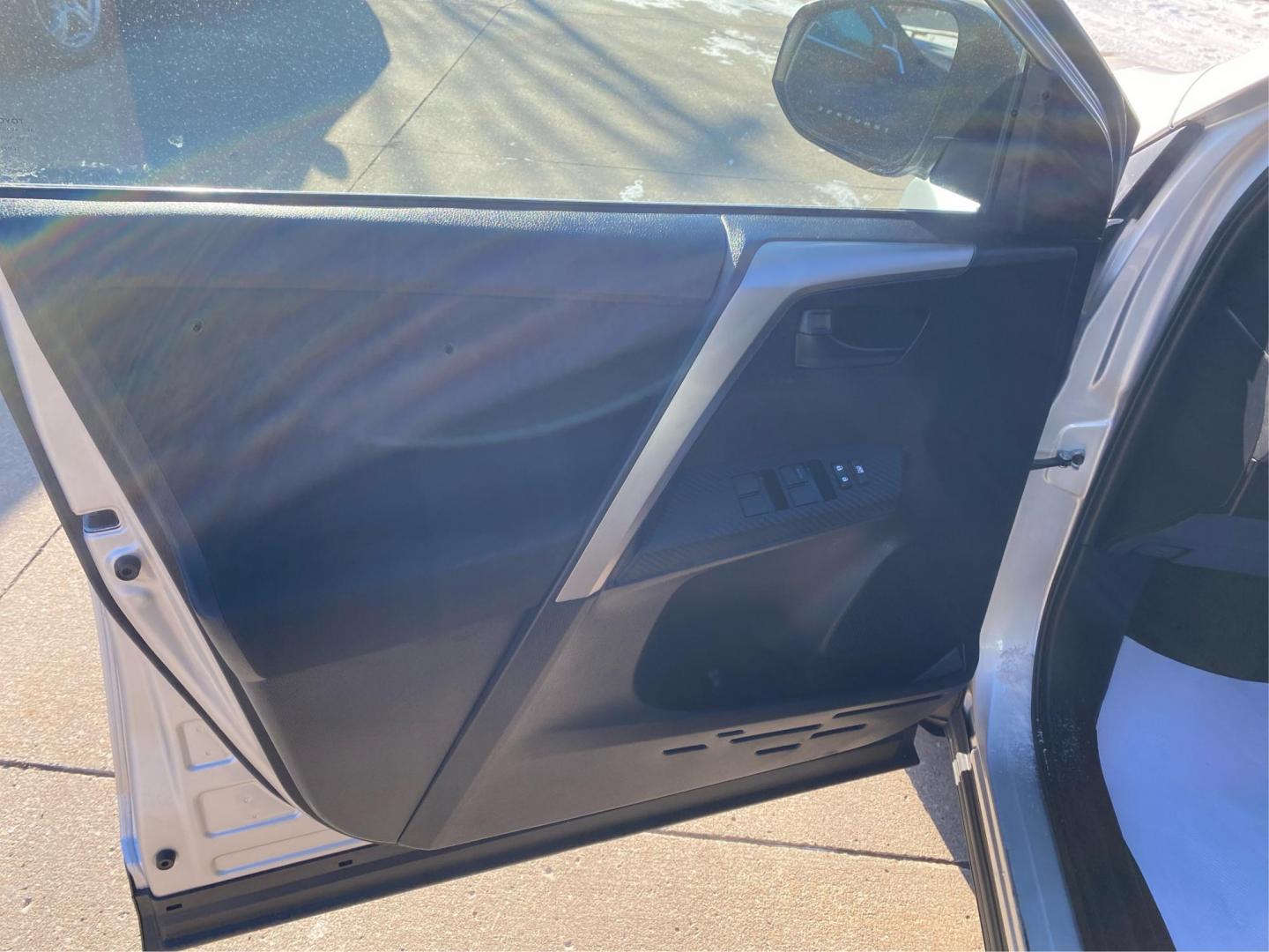 2015 SILVER TOYOTA RAV4 LE (2T3BFREV1FW) with an 2.5L engine, Automatic transmission, located at 908 SE 14th Street, Des Moines, IA, 50317, (515) 281-0330, 41.580303, -93.597046 - Photo#19