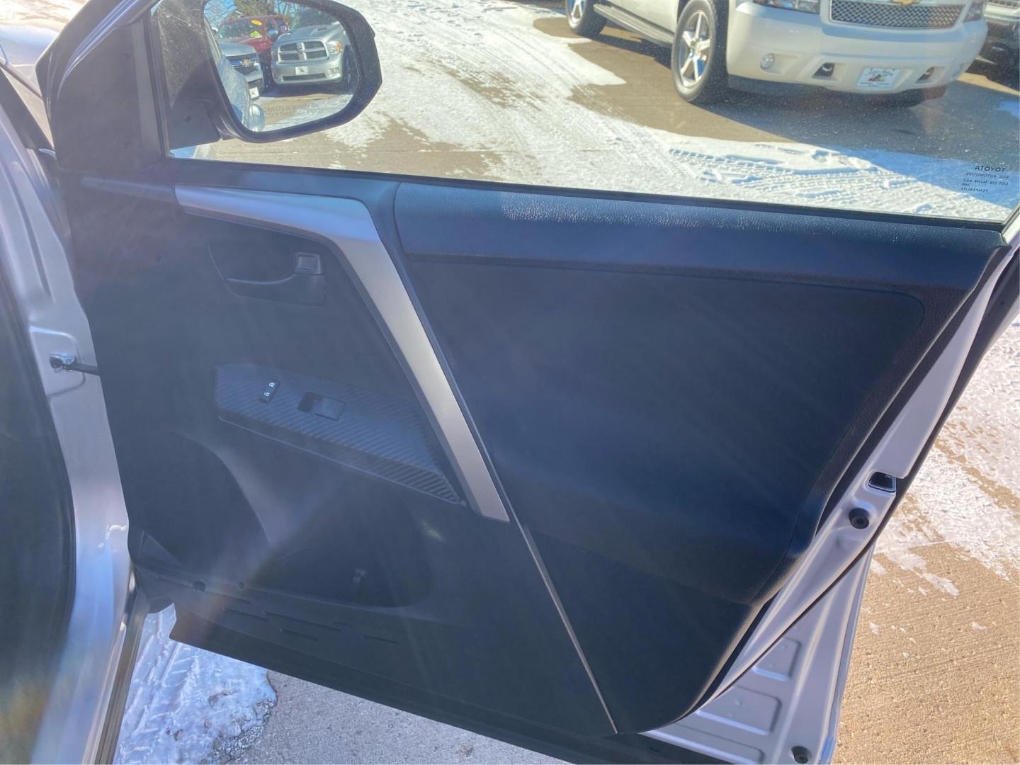 2015 SILVER TOYOTA RAV4 LE (2T3BFREV1FW) with an 2.5L engine, Automatic transmission, located at 908 SE 14th Street, Des Moines, IA, 50317, (515) 281-0330, 41.580303, -93.597046 - Photo#20