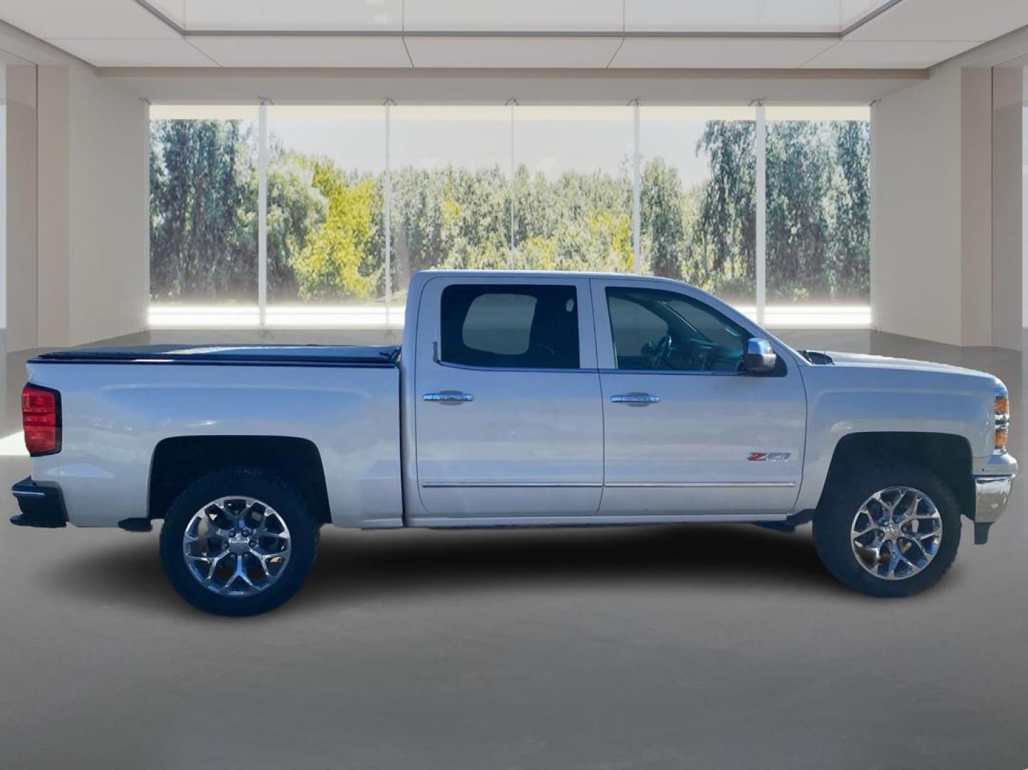 2015 WHITE CHEVROLET SILVERADO 1500 LTZ (3GCUKSEC6FG) with an 5.3L engine, Automatic transmission, located at 908 SE 14th Street, Des Moines, IA, 50317, (515) 281-0330, 41.580303, -93.597046 - Photo#1