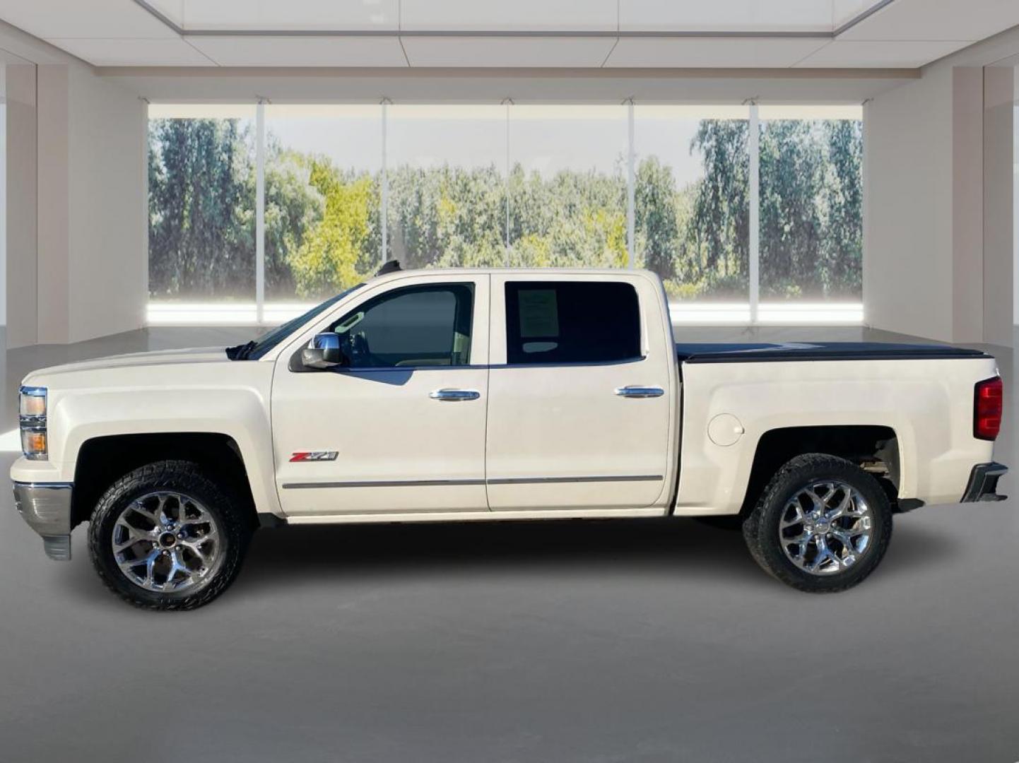 2015 WHITE CHEVROLET SILVERADO 1500 LTZ (3GCUKSEC6FG) with an 5.3L engine, Automatic transmission, located at 908 SE 14th Street, Des Moines, IA, 50317, (515) 281-0330, 41.580303, -93.597046 - Photo#5