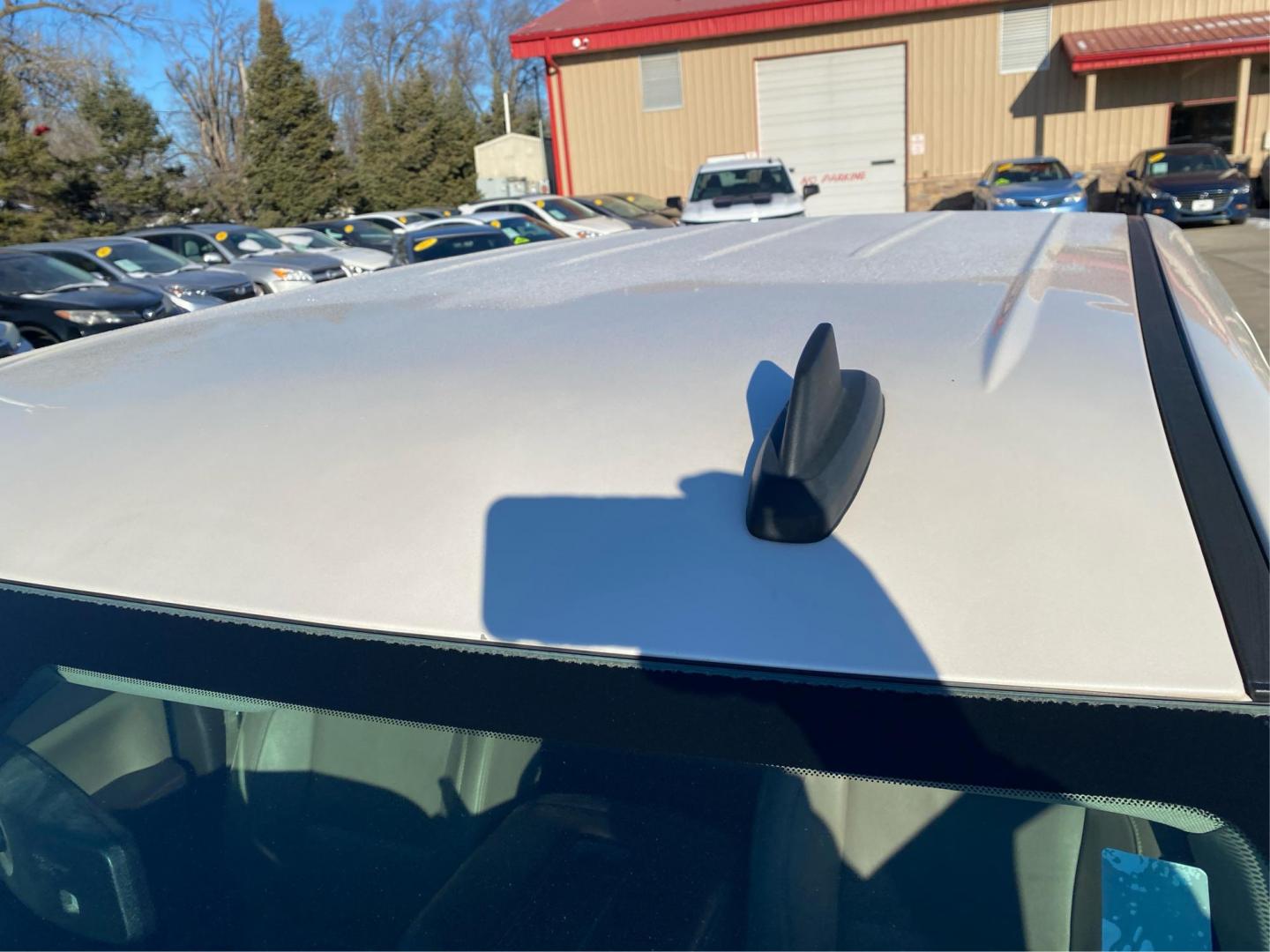 2015 WHITE CHEVROLET SILVERADO 1500 LTZ (3GCUKSEC6FG) with an 5.3L engine, Automatic transmission, located at 908 SE 14th Street, Des Moines, IA, 50317, (515) 281-0330, 41.580303, -93.597046 - Photo#11