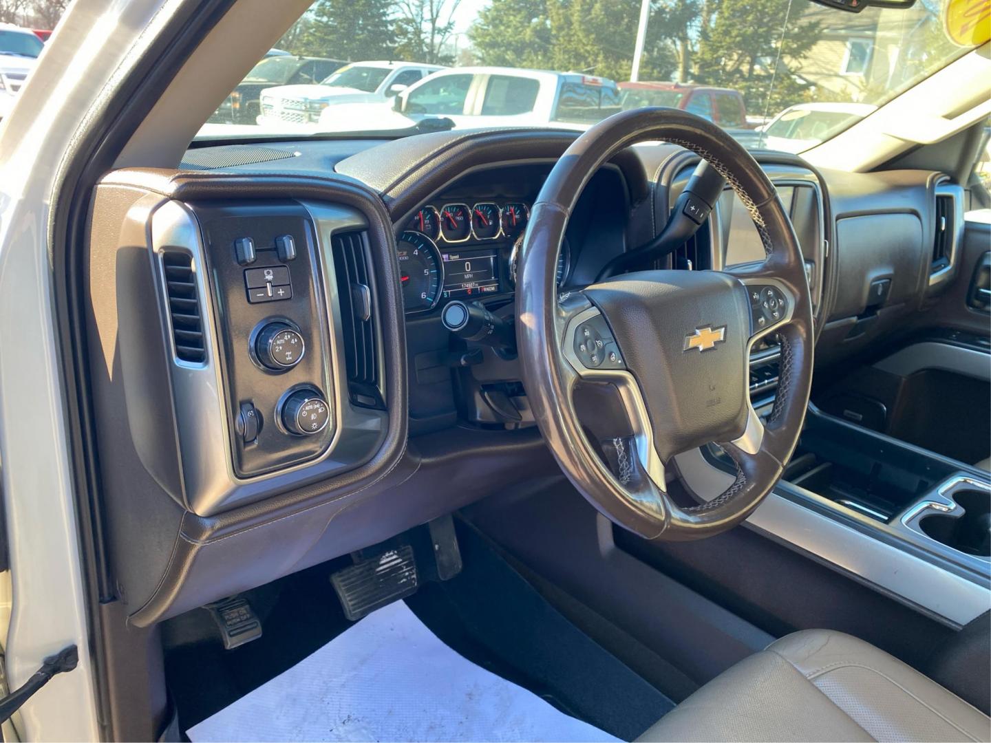 2015 WHITE CHEVROLET SILVERADO 1500 LTZ (3GCUKSEC6FG) with an 5.3L engine, Automatic transmission, located at 908 SE 14th Street, Des Moines, IA, 50317, (515) 281-0330, 41.580303, -93.597046 - Photo#15