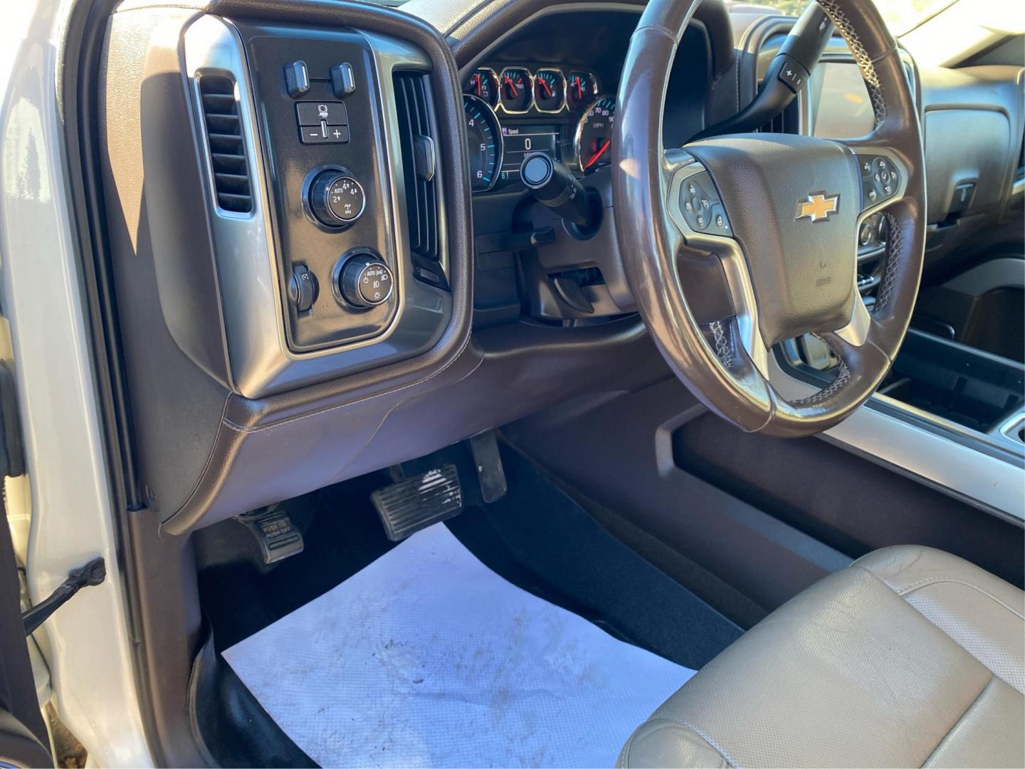 2015 WHITE CHEVROLET SILVERADO 1500 LTZ (3GCUKSEC6FG) with an 5.3L engine, Automatic transmission, located at 908 SE 14th Street, Des Moines, IA, 50317, (515) 281-0330, 41.580303, -93.597046 - Photo#16