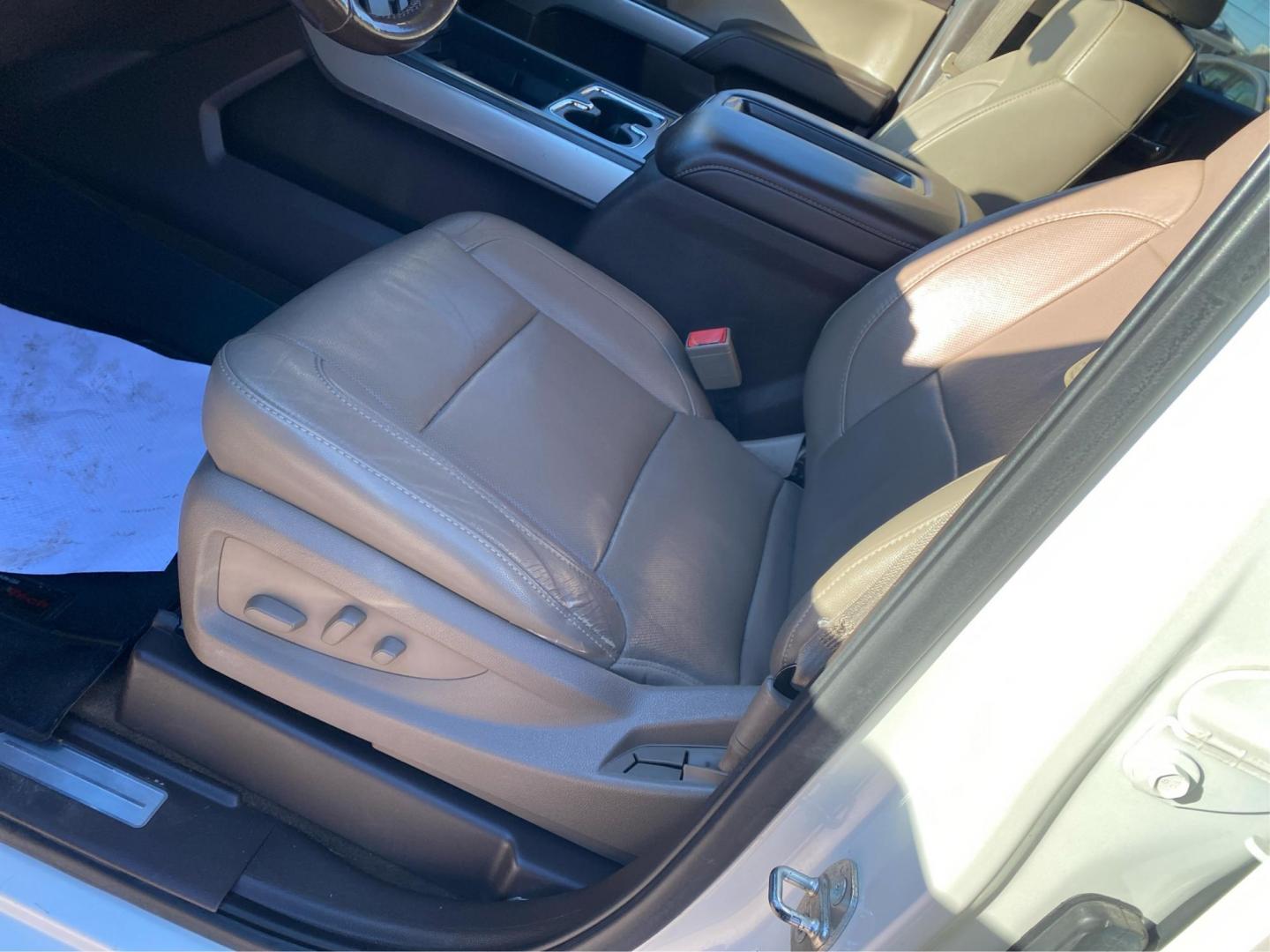 2015 WHITE CHEVROLET SILVERADO 1500 LTZ (3GCUKSEC6FG) with an 5.3L engine, Automatic transmission, located at 908 SE 14th Street, Des Moines, IA, 50317, (515) 281-0330, 41.580303, -93.597046 - Photo#17