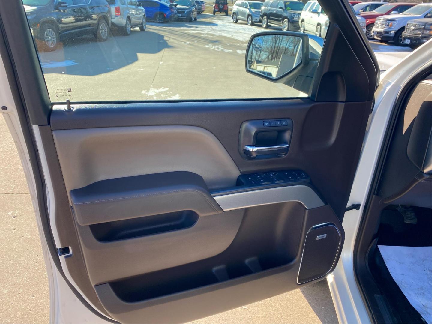 2015 WHITE CHEVROLET SILVERADO 1500 LTZ (3GCUKSEC6FG) with an 5.3L engine, Automatic transmission, located at 908 SE 14th Street, Des Moines, IA, 50317, (515) 281-0330, 41.580303, -93.597046 - Photo#18