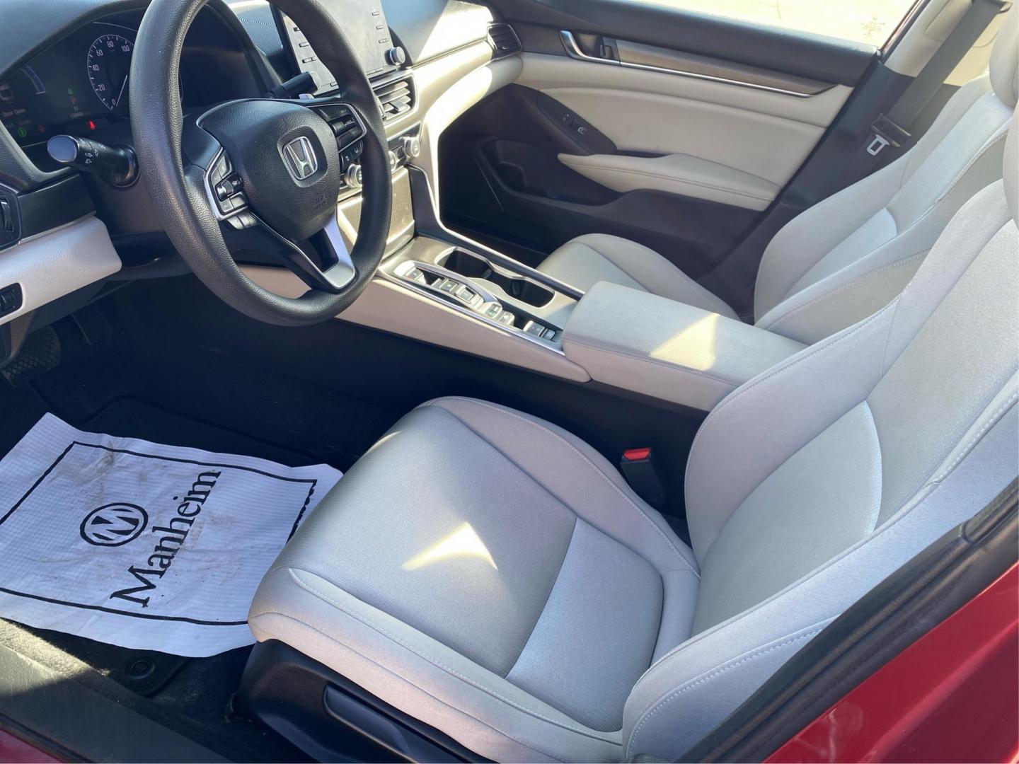 2019 RED HONDA ACCORD HYBRID (1HGCV3F1XKA) with an 2.0L engine, Continuously Variable transmission, located at 908 SE 14th Street, Des Moines, IA, 50317, (515) 281-0330, 41.580303, -93.597046 - Photo#8