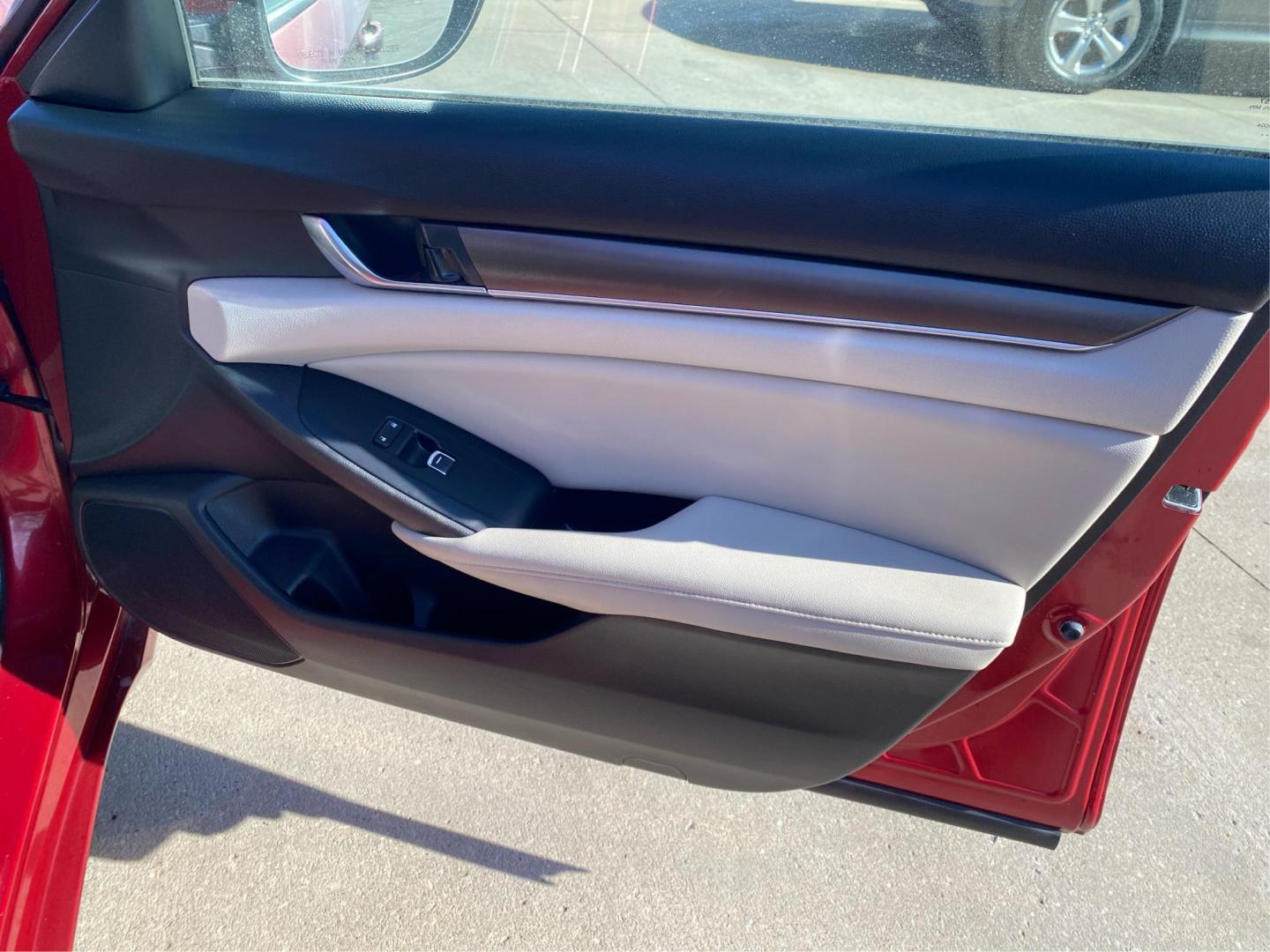 2019 RED HONDA ACCORD HYBRID (1HGCV3F1XKA) with an 2.0L engine, Continuously Variable transmission, located at 908 SE 14th Street, Des Moines, IA, 50317, (515) 281-0330, 41.580303, -93.597046 - Photo#20