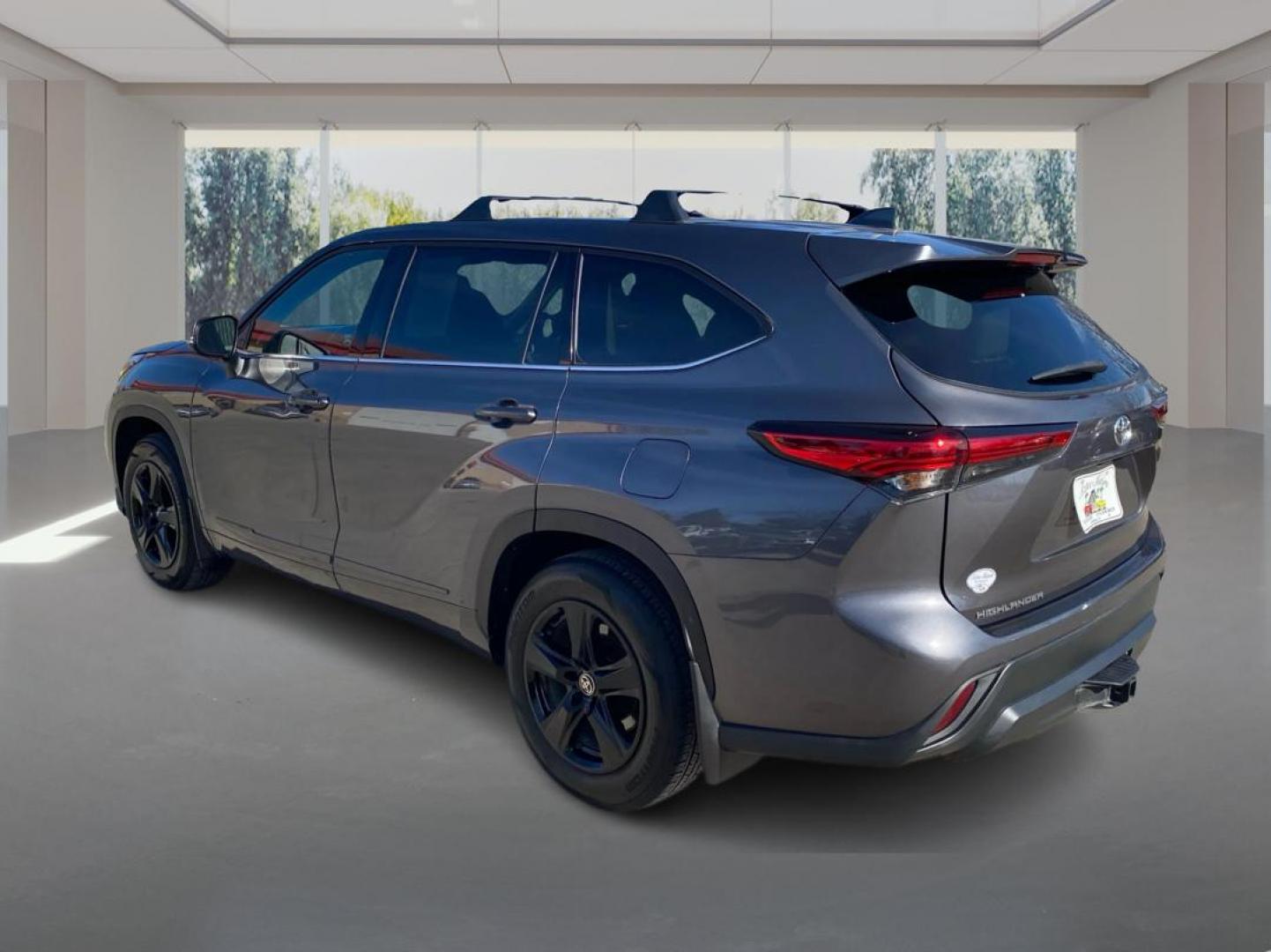 2021 GRAY TOYOTA HIGHLANDER L (5TDCZRAH7MS) with an 3.5L engine, Automatic transmission, located at 908 SE 14th Street, Des Moines, IA, 50317, (515) 281-0330, 41.580303, -93.597046 - Photo#4