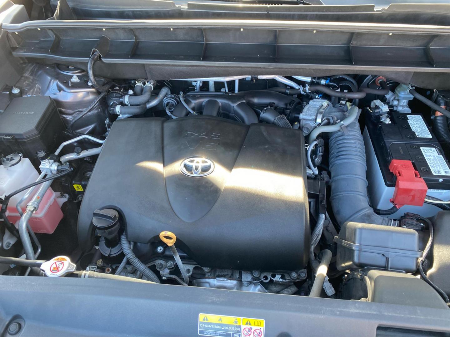 2021 GRAY TOYOTA HIGHLANDER L (5TDCZRAH7MS) with an 3.5L engine, Automatic transmission, located at 908 SE 14th Street, Des Moines, IA, 50317, (515) 281-0330, 41.580303, -93.597046 - Photo#10