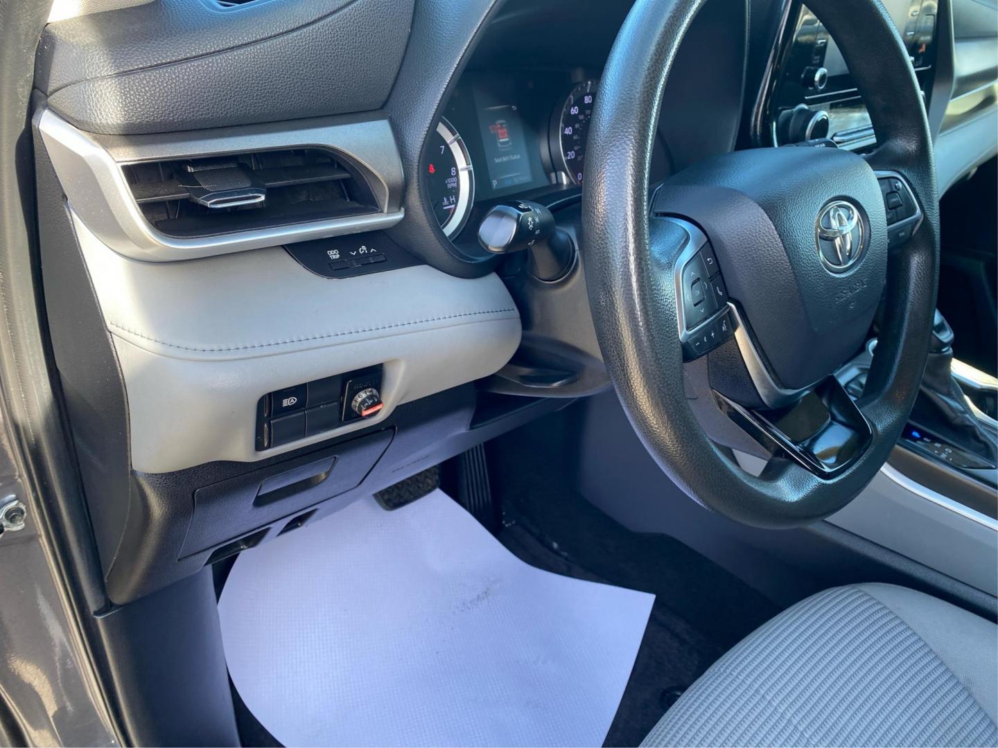 2021 GRAY TOYOTA HIGHLANDER L (5TDCZRAH7MS) with an 3.5L engine, Automatic transmission, located at 908 SE 14th Street, Des Moines, IA, 50317, (515) 281-0330, 41.580303, -93.597046 - Photo#17