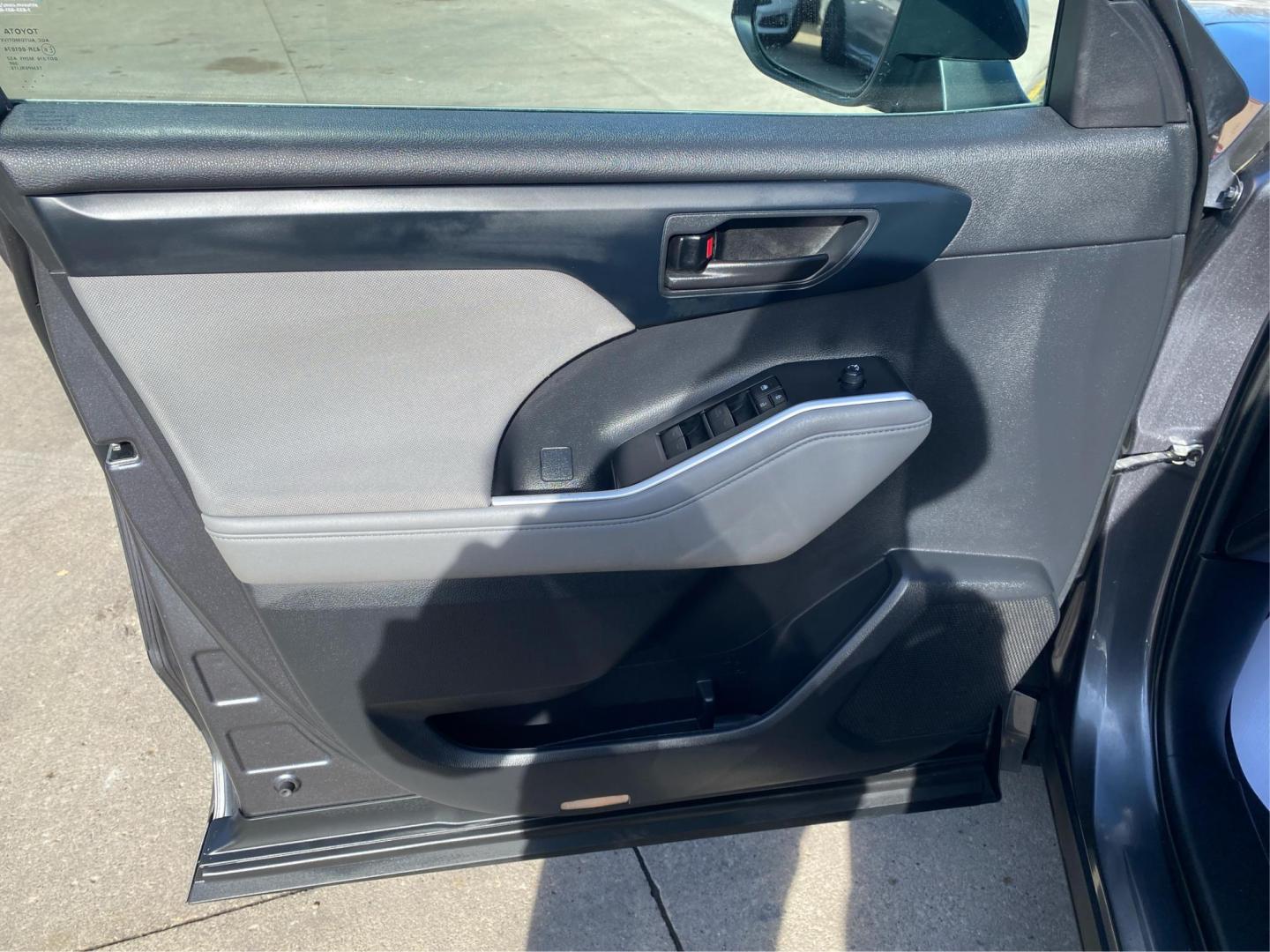 2021 GRAY TOYOTA HIGHLANDER L (5TDCZRAH7MS) with an 3.5L engine, Automatic transmission, located at 908 SE 14th Street, Des Moines, IA, 50317, (515) 281-0330, 41.580303, -93.597046 - Photo#19