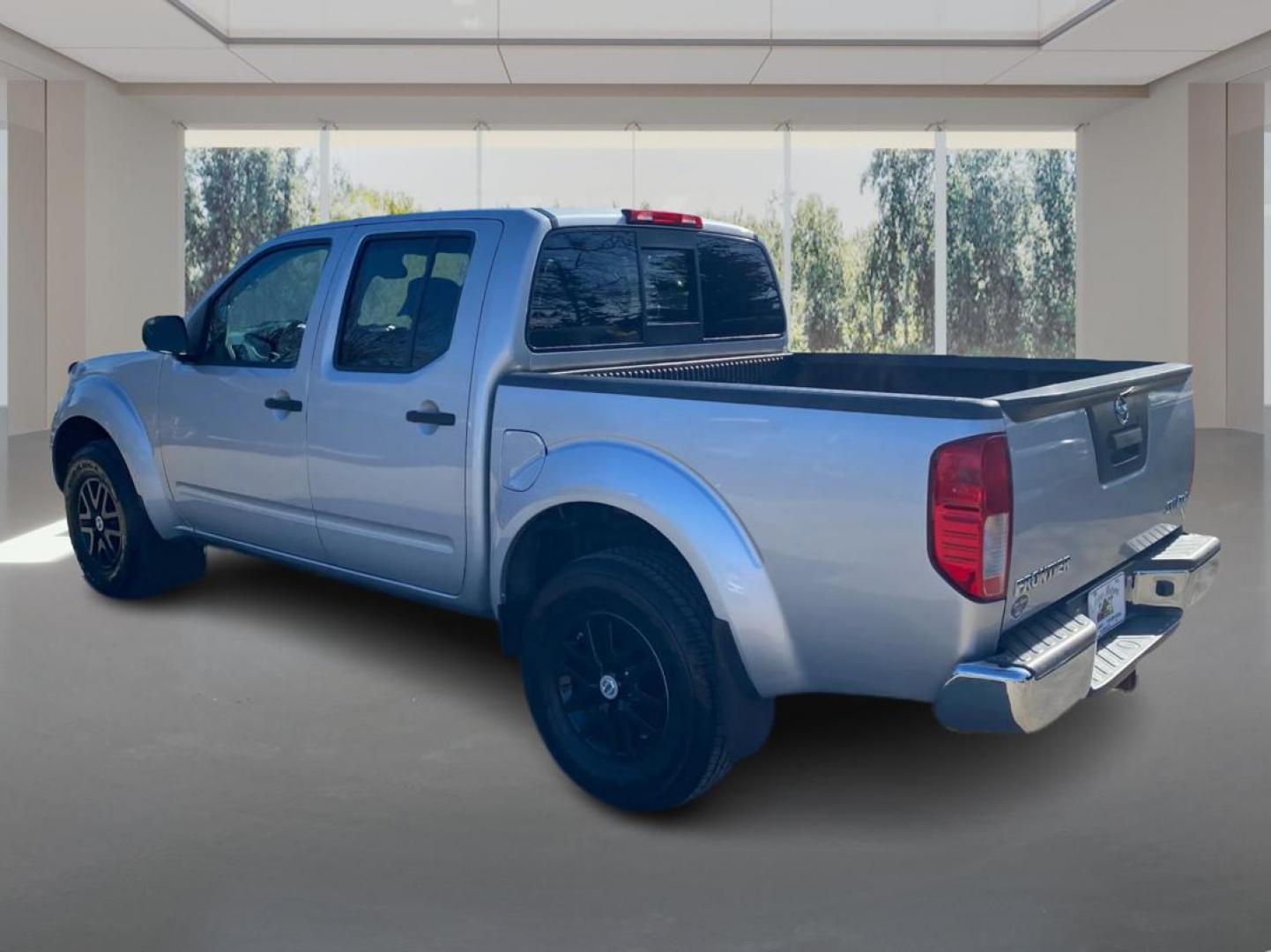 2016 SILVER NISSAN FRONTIER S (1N6AD0EV2GN) with an 4.0L engine, Automatic transmission, located at 908 SE 14th Street, Des Moines, IA, 50317, (515) 281-0330, 41.580303, -93.597046 - Photo#4