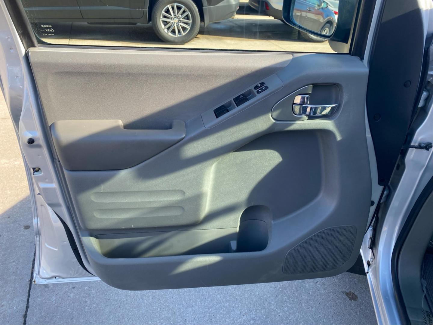 2016 SILVER NISSAN FRONTIER S (1N6AD0EV2GN) with an 4.0L engine, Automatic transmission, located at 908 SE 14th Street, Des Moines, IA, 50317, (515) 281-0330, 41.580303, -93.597046 - Photo#18